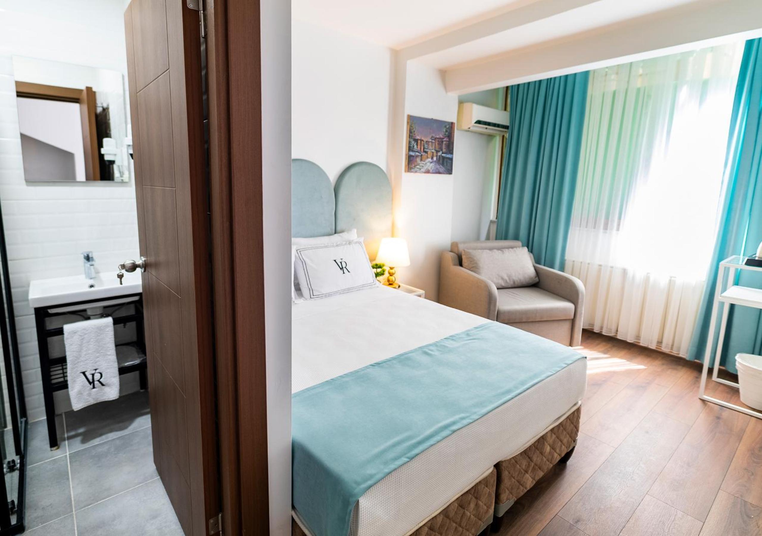 Economy Triple Room photo 1