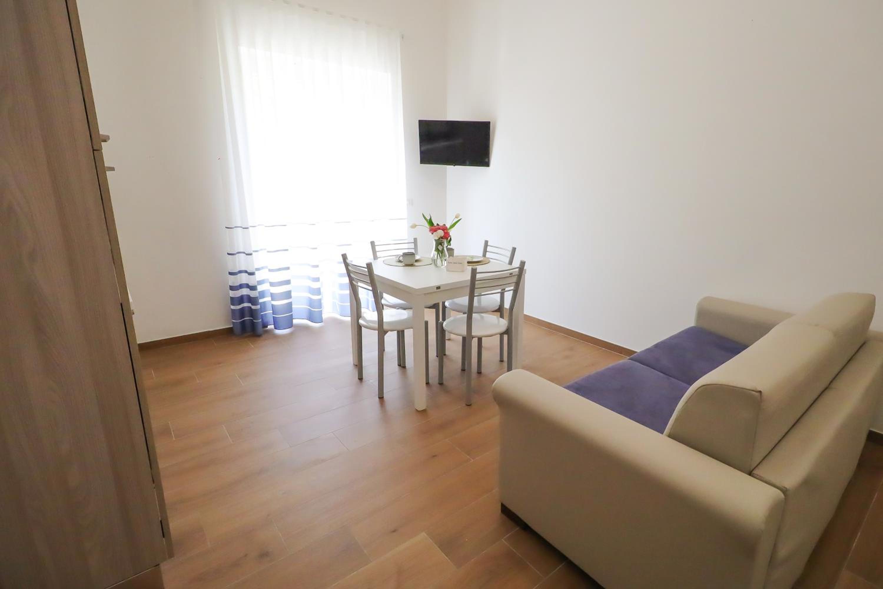 Apartment with Balcony - Photo 25