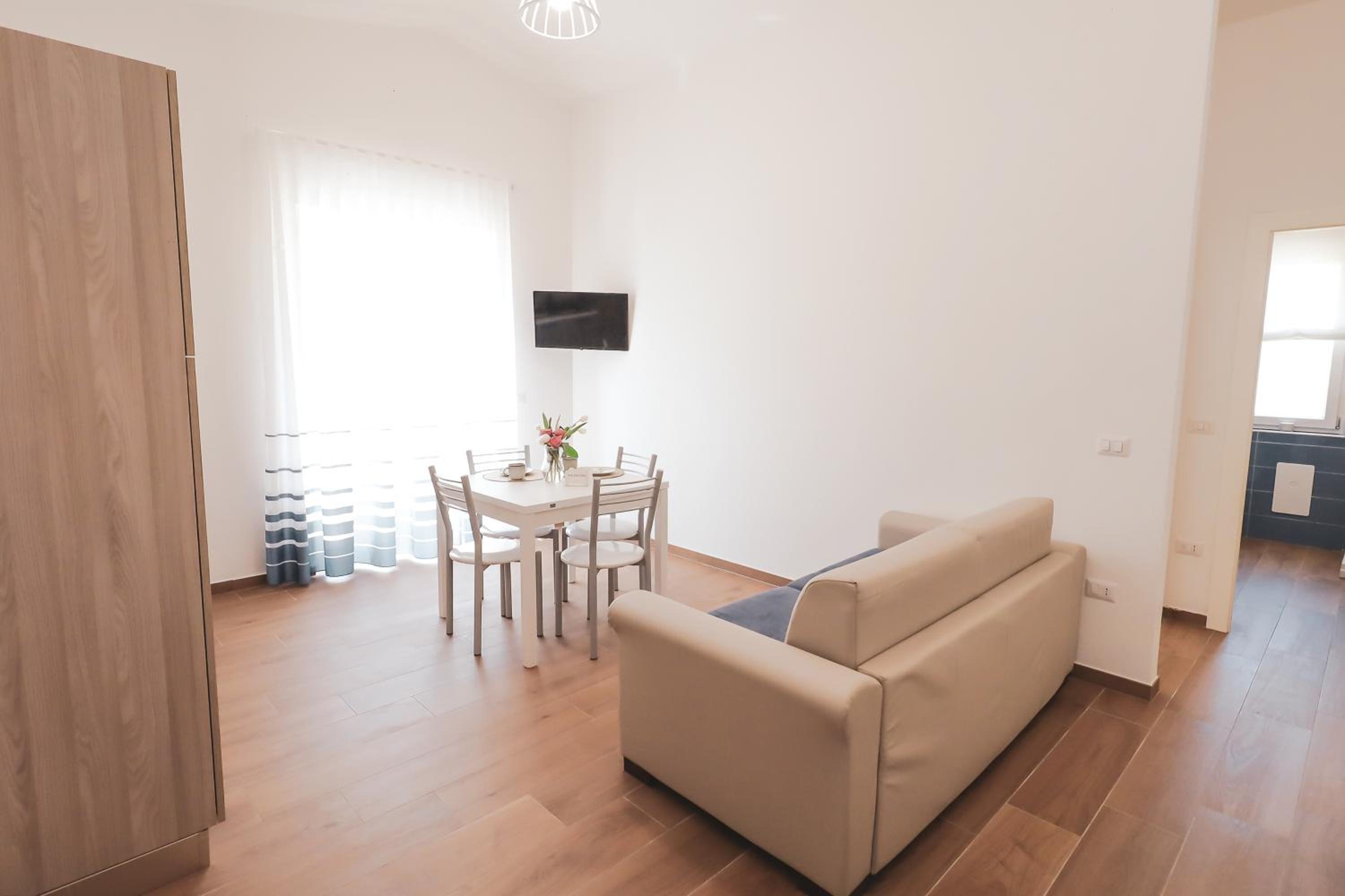 Apartment with Balcony - Photo 23