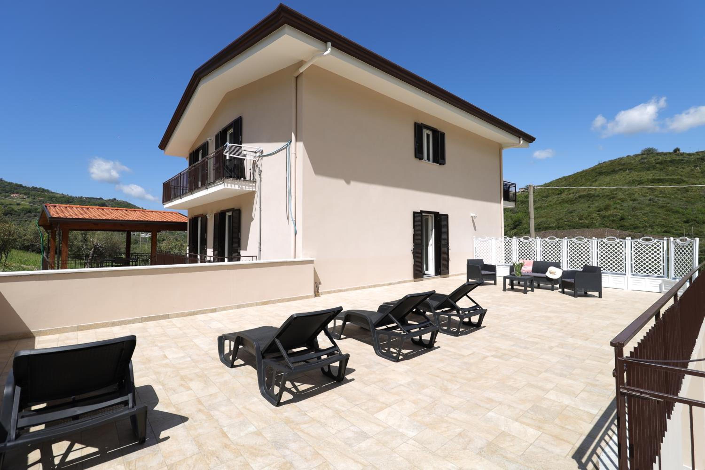 Apartment with Balcony - Photo 5
