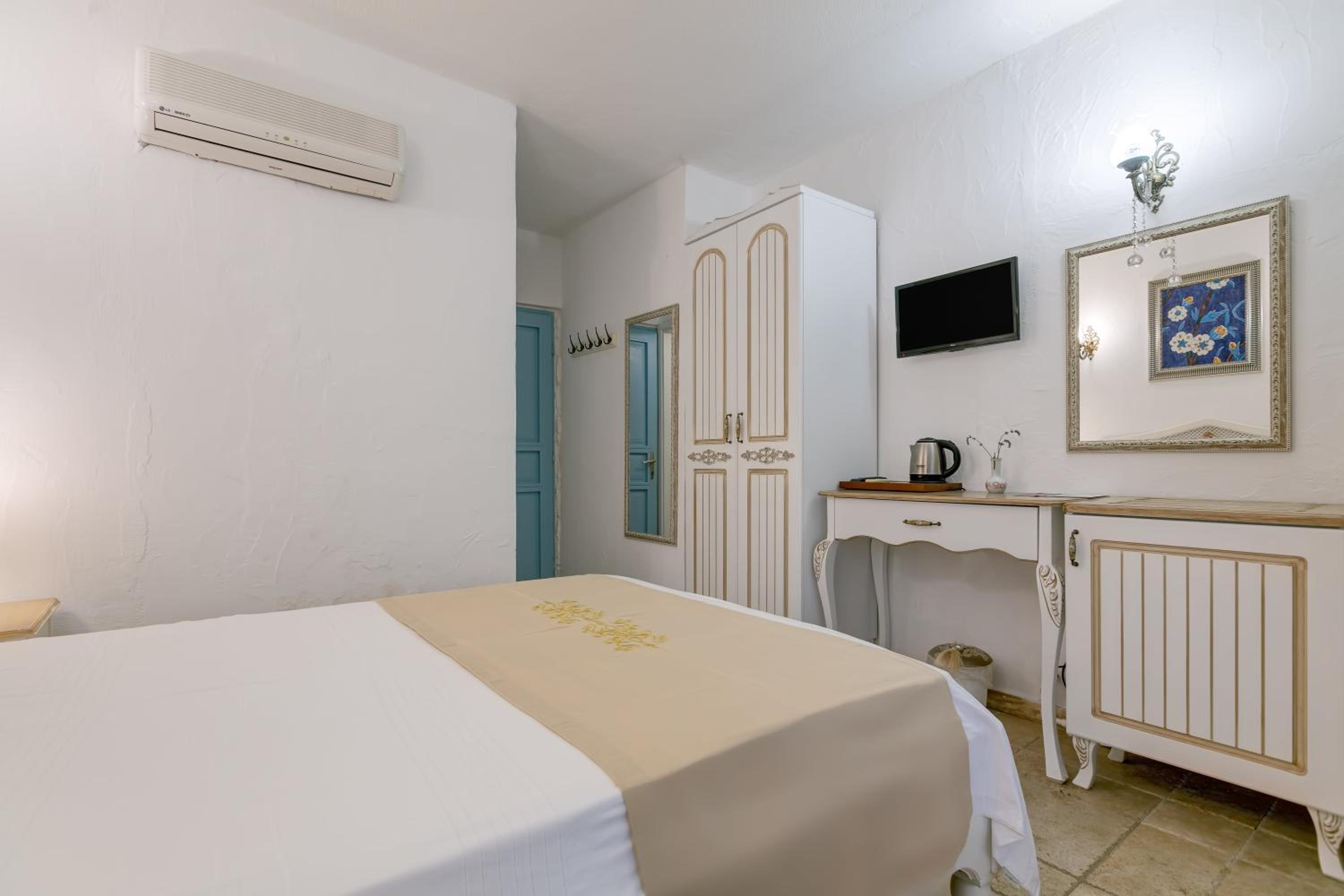 Standard Double Room- City View - Photo 4