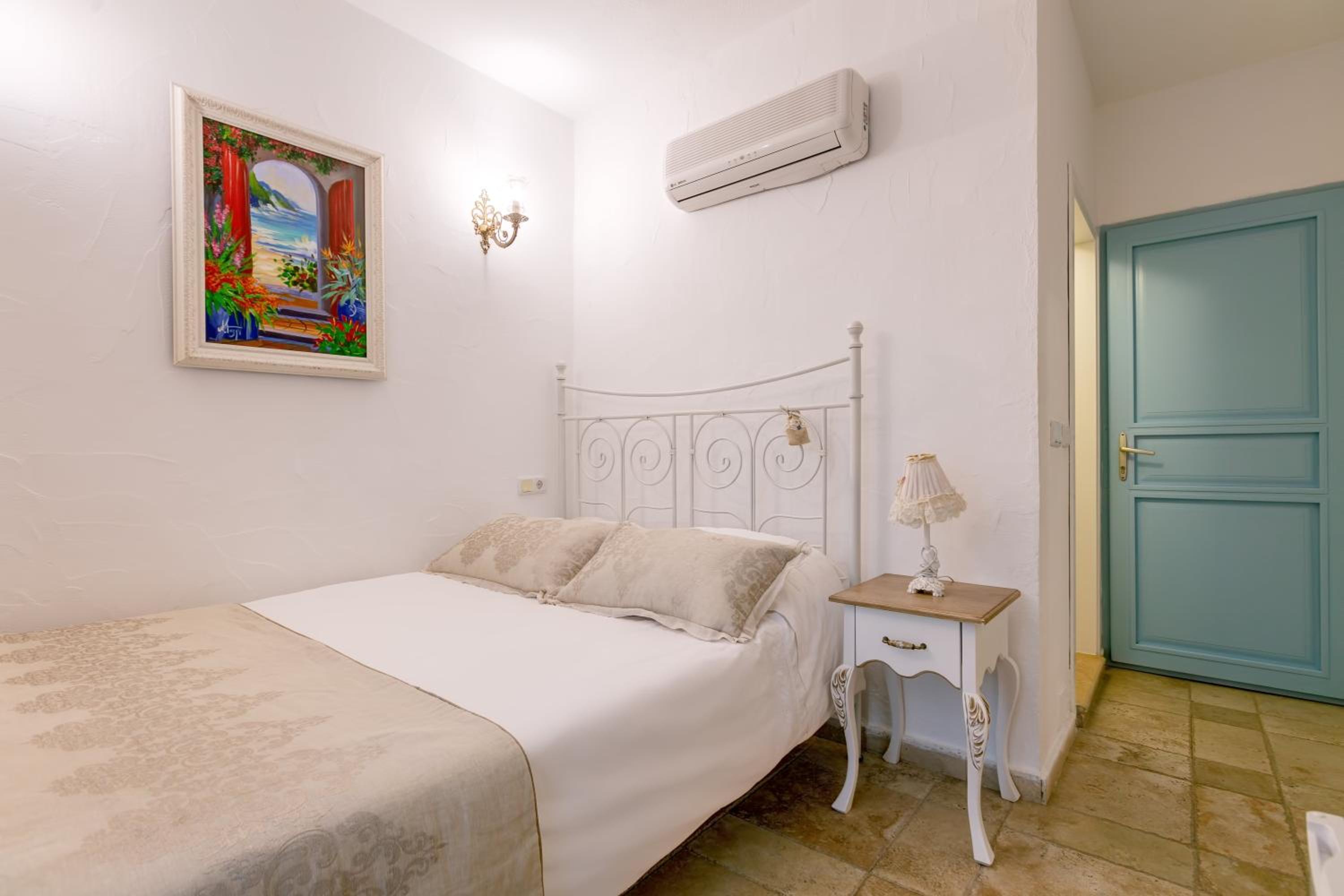 Economy Double Room- City View  - Photo 3