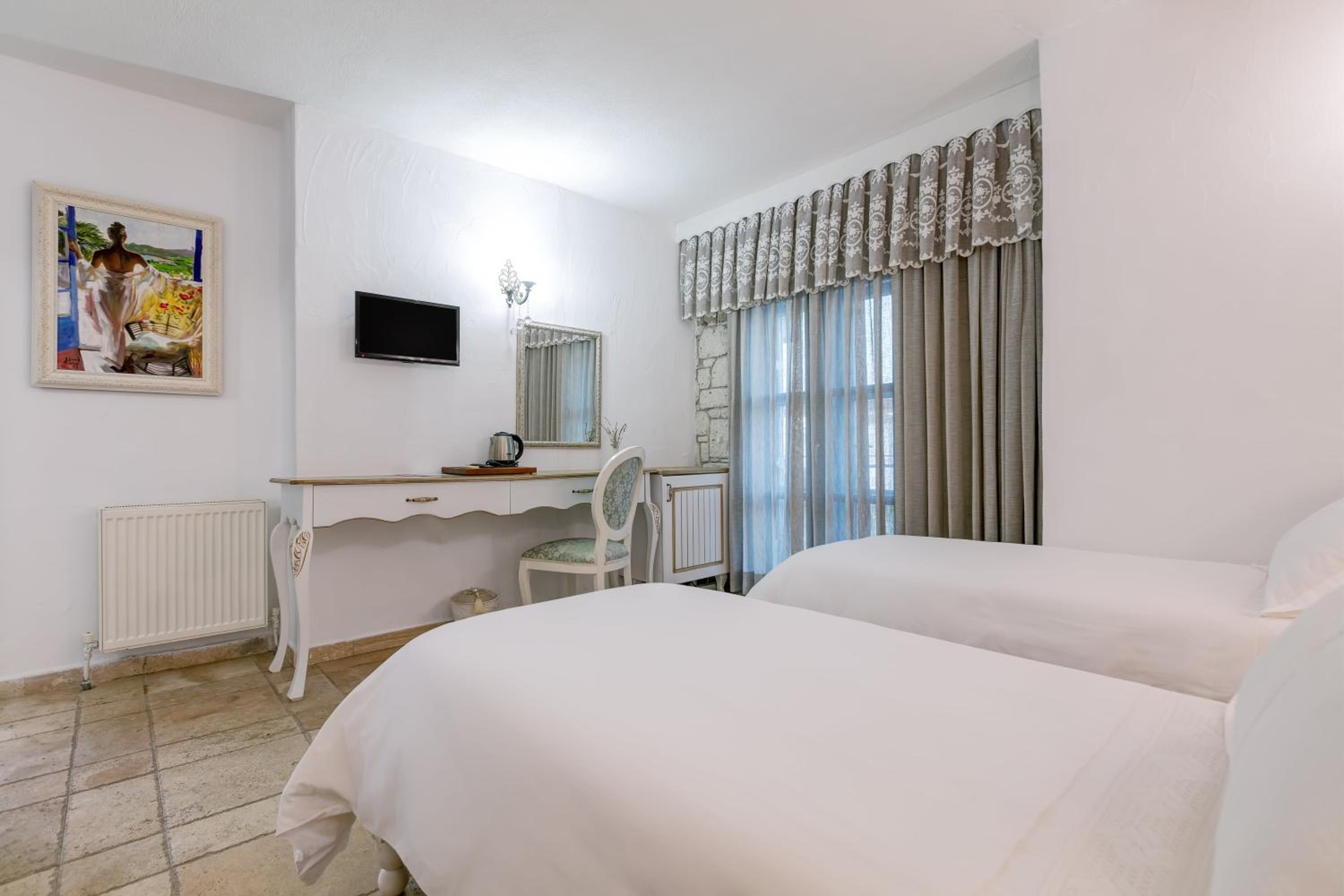 Deluxe Double or Twin Room with City View - Photo 4