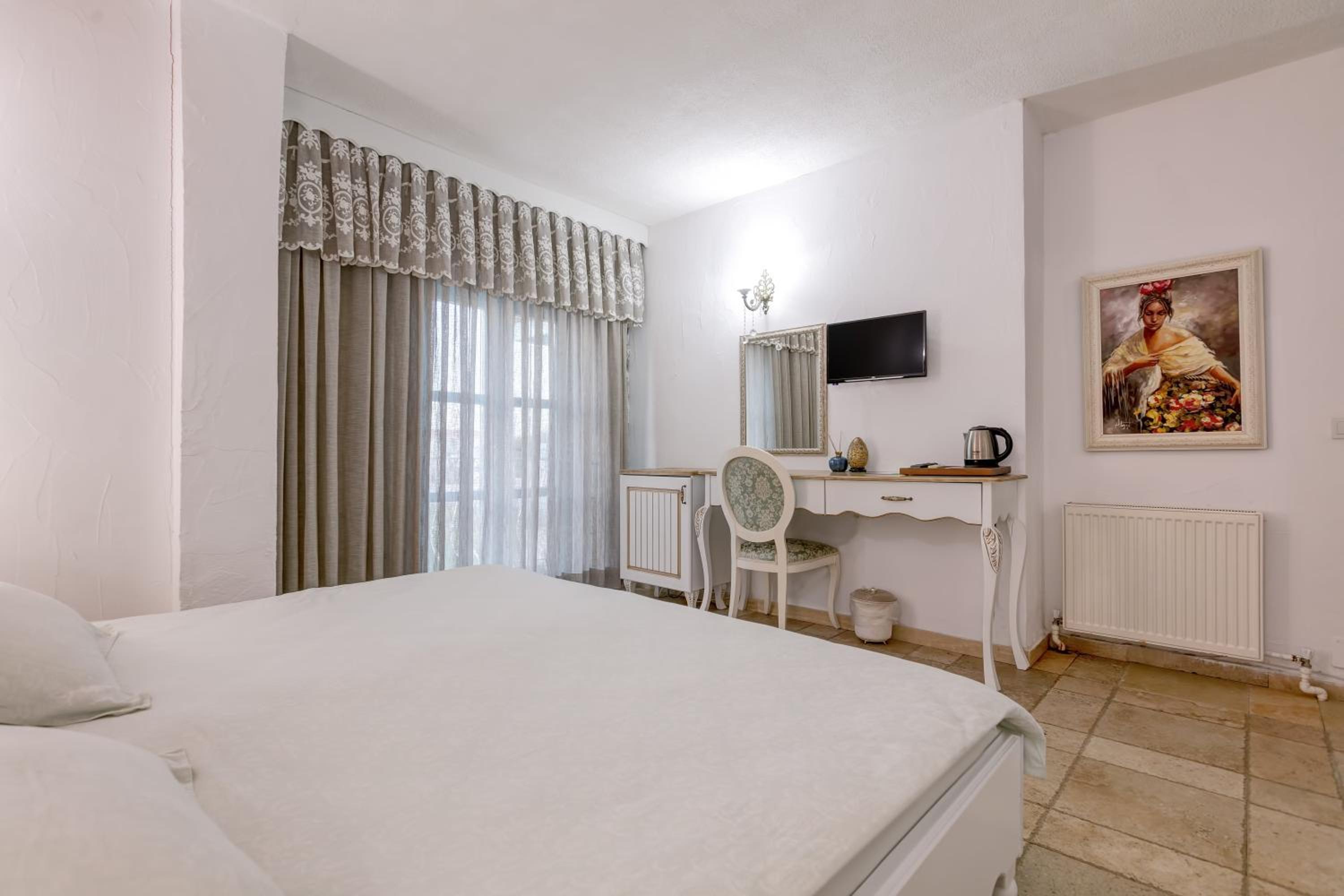 Deluxe Double or Twin Room with City View - Photo 2