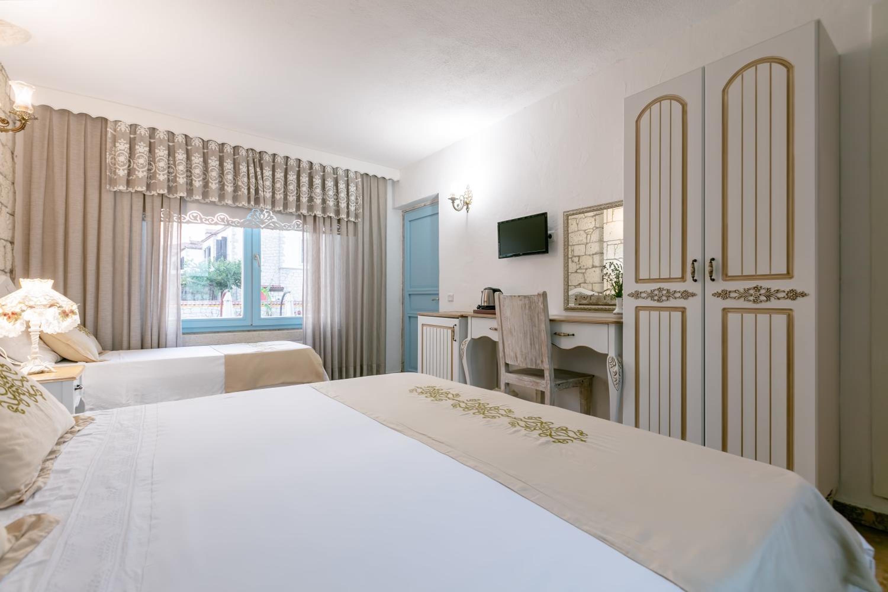 Triple Room- Pool View - Photo 5