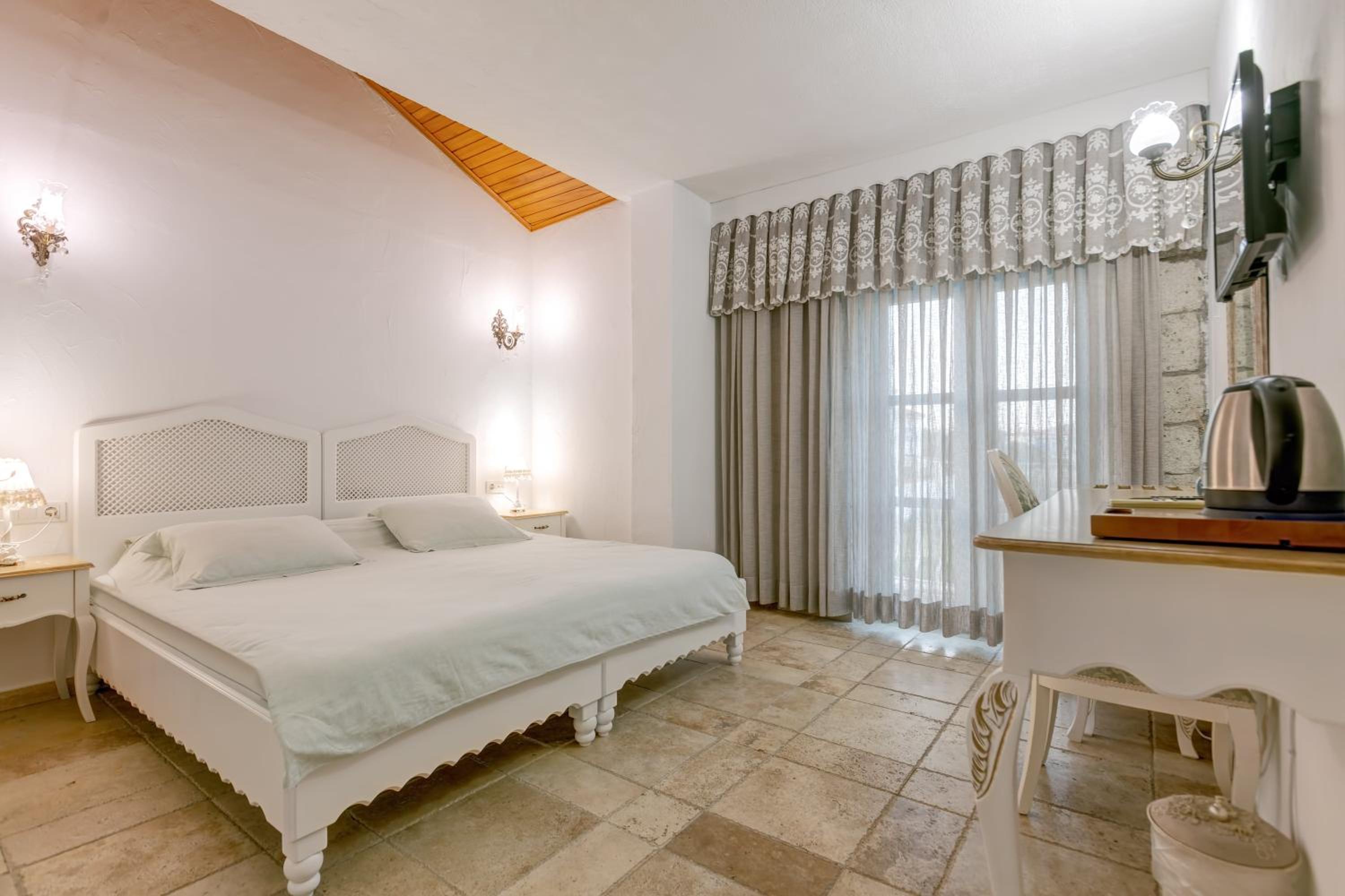 Deluxe Double or Twin Room with City View - Photo 3