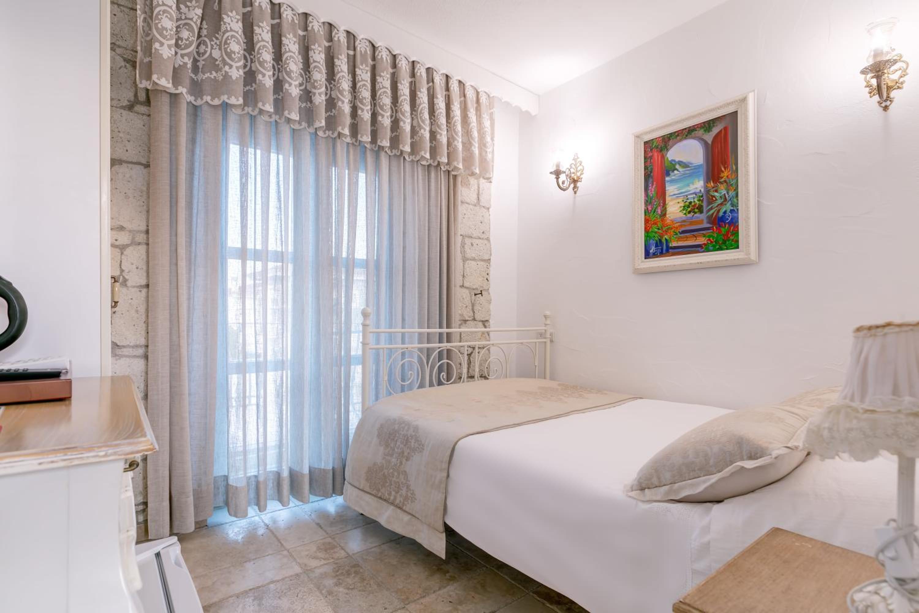 Economy Double Room- City View  - Photo 1