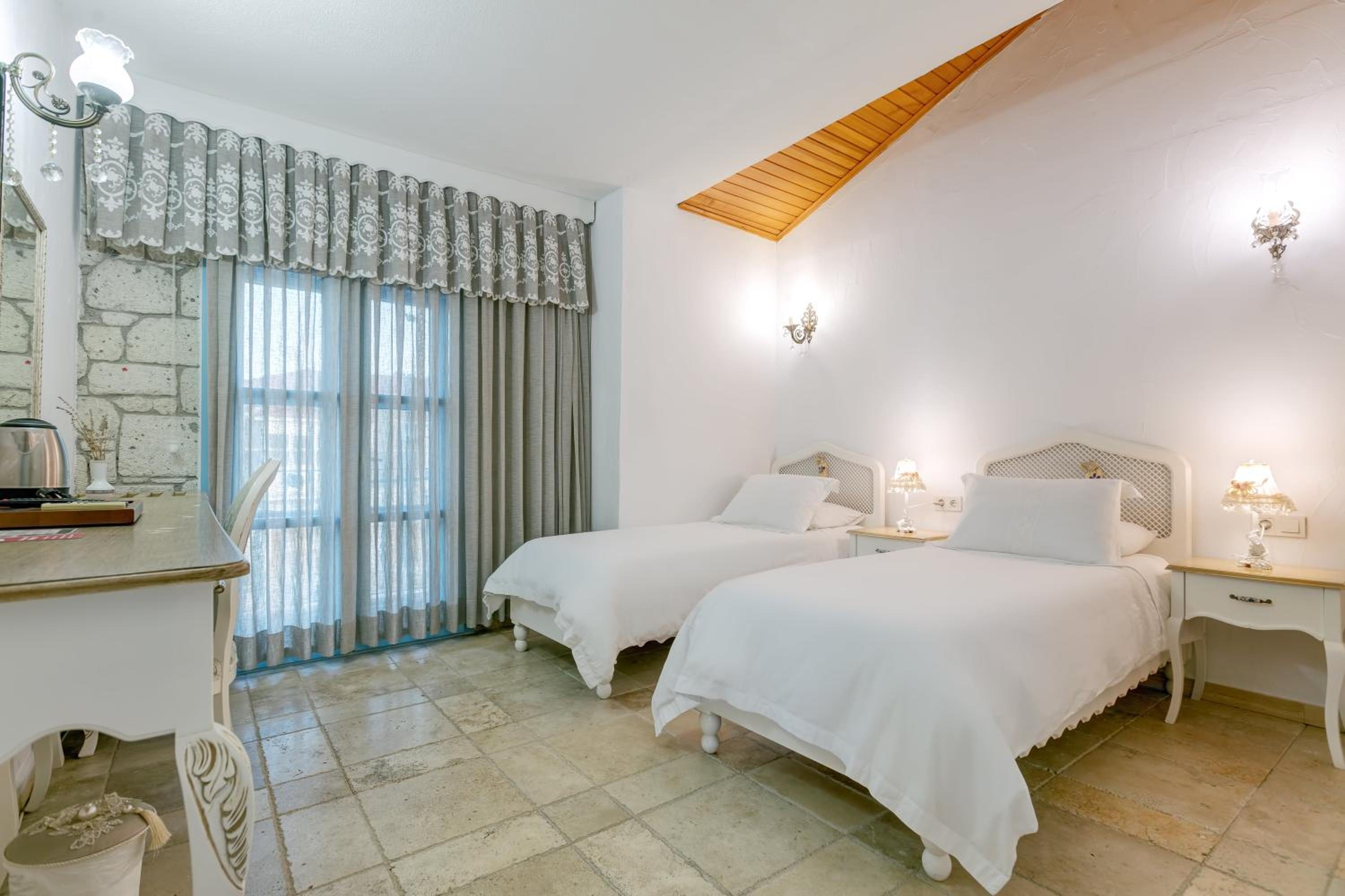 Deluxe Double or Twin Room with City View - Photo 5