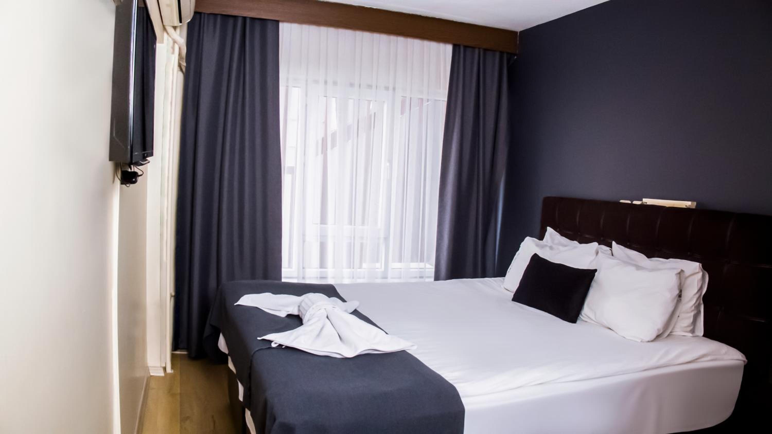 Budget Double Room - Photo 12