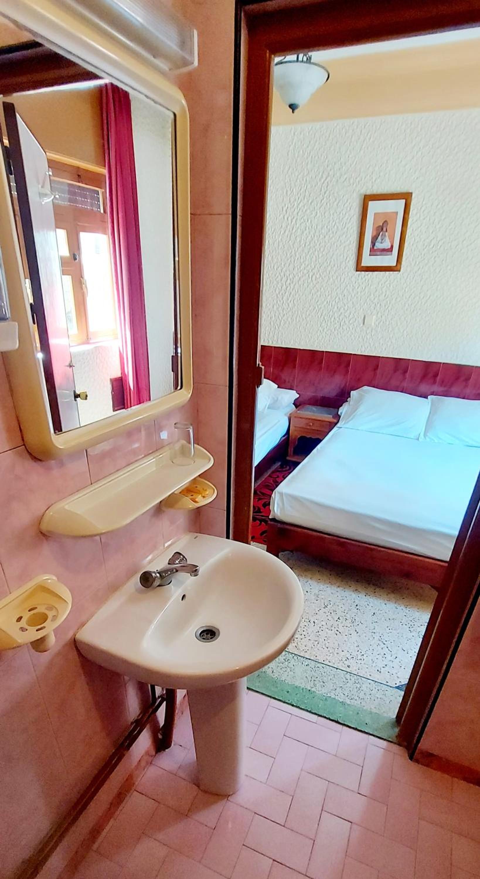 Standard Double Room - Photo 24