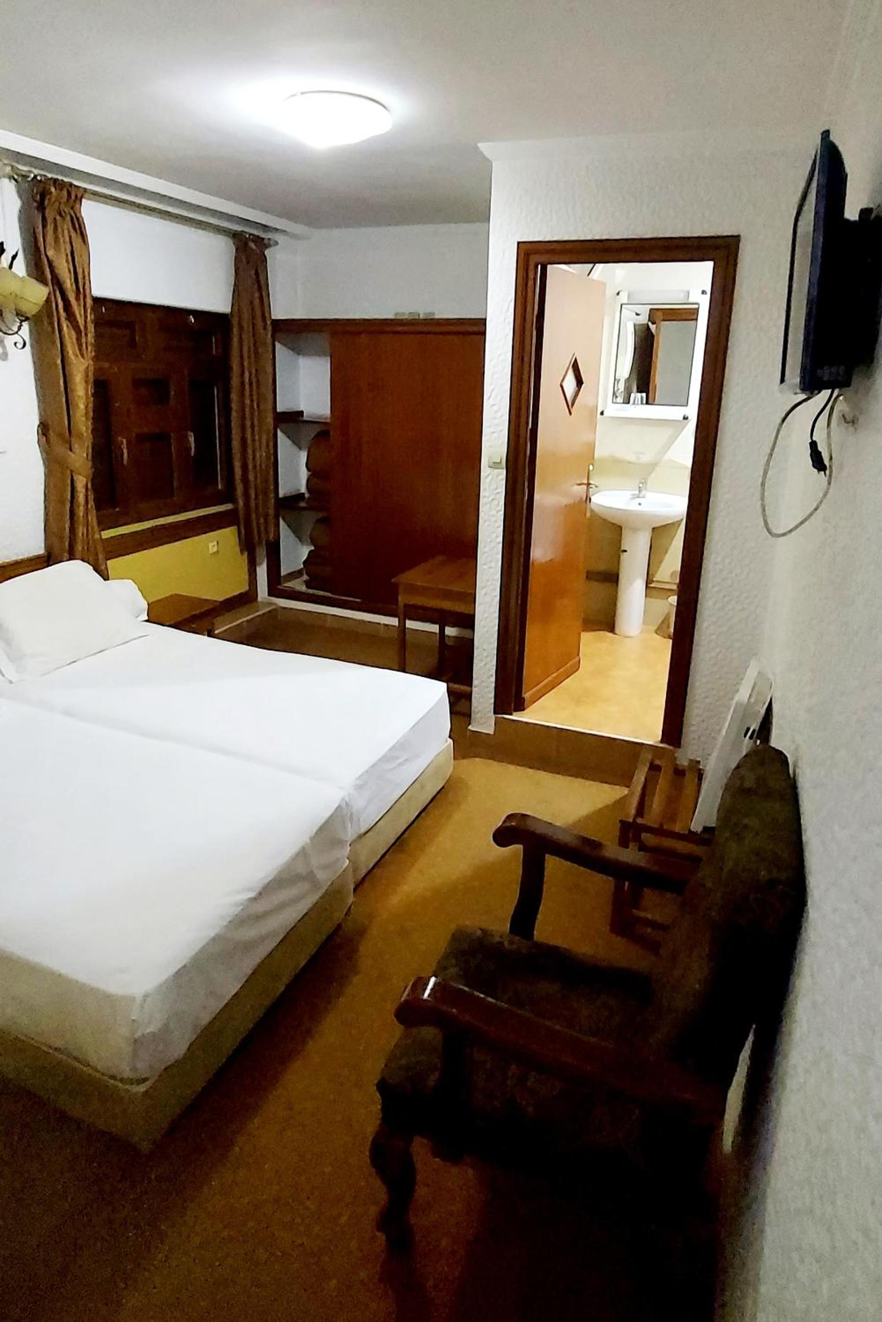 Standard Double Room - Photo 13
