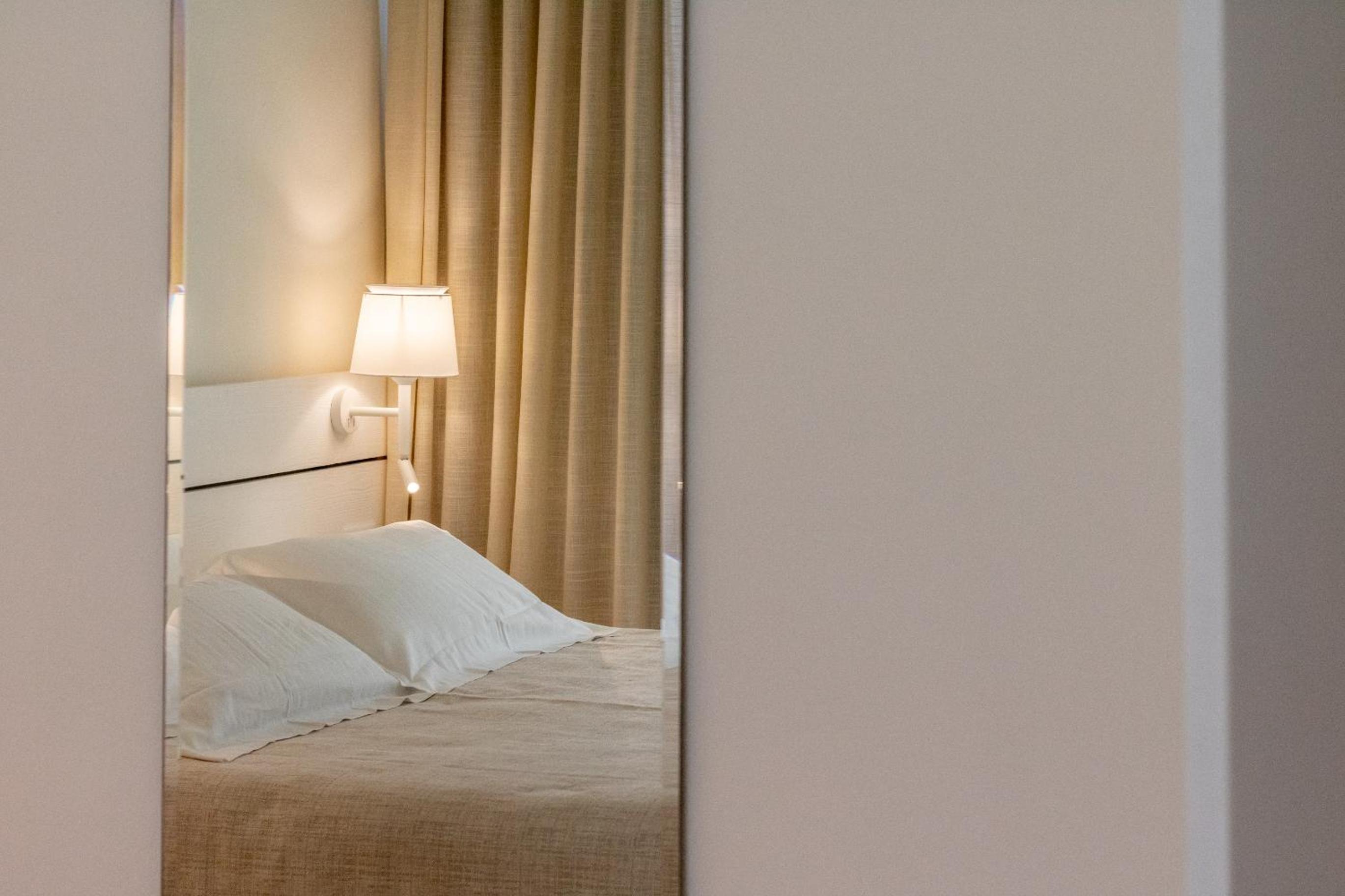 Superior Suite with Sea View - Photo 13