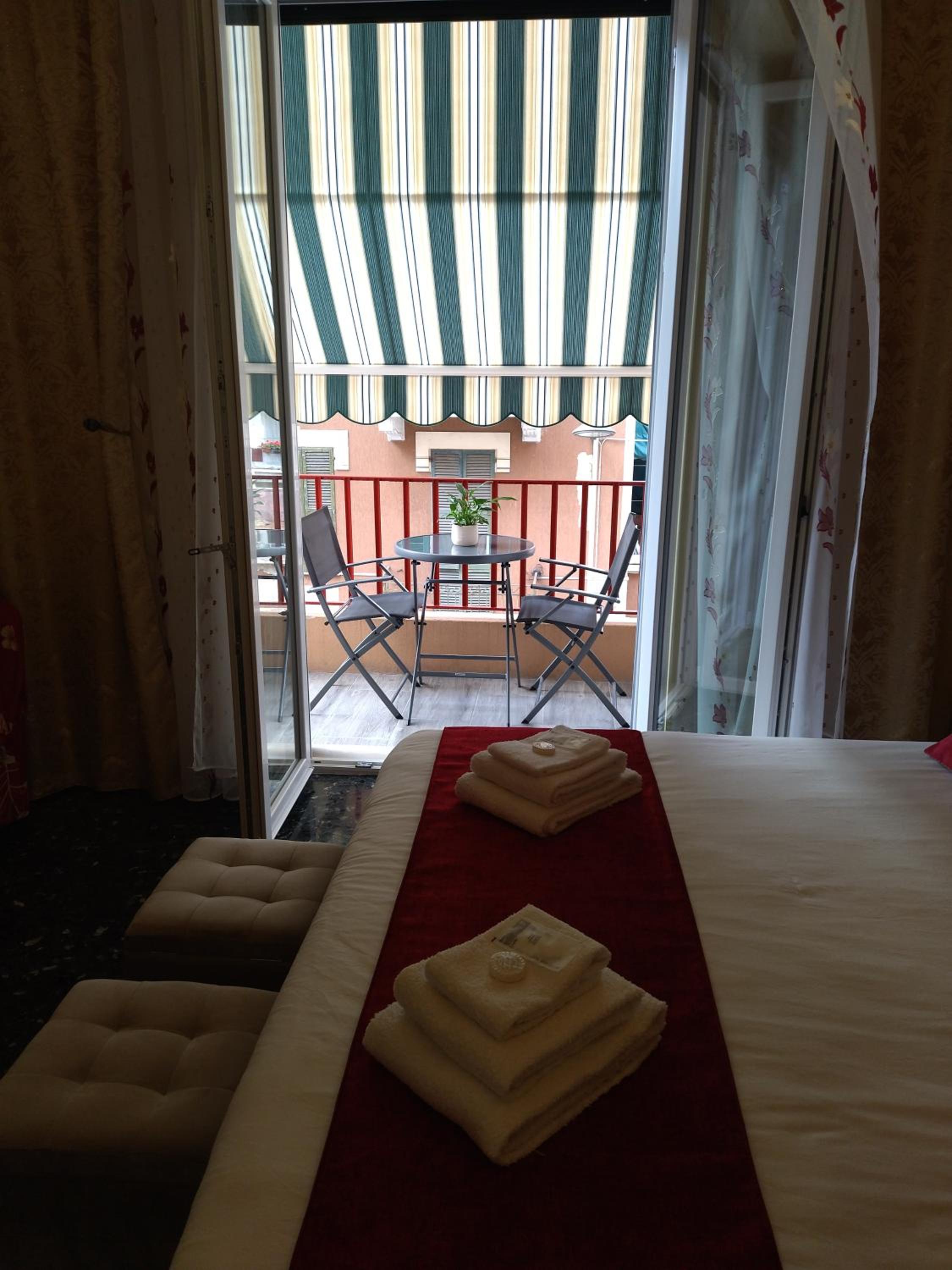Double Room with Private Bathroom - Photo 14