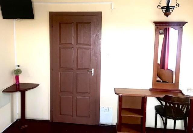 Twin Room with Private Bathroom - Photo 5