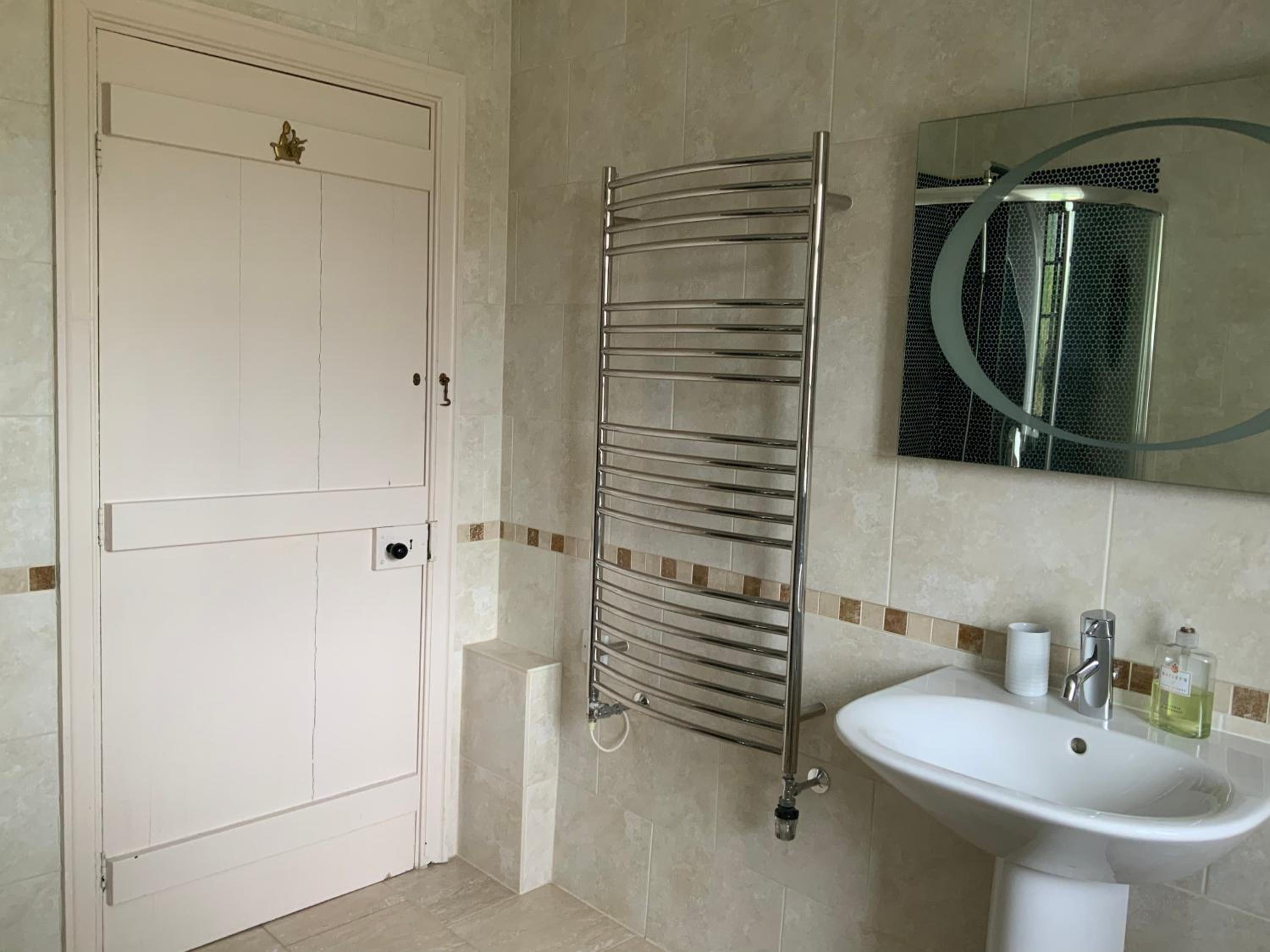 Double Room with Private Bathroom - Photo 7