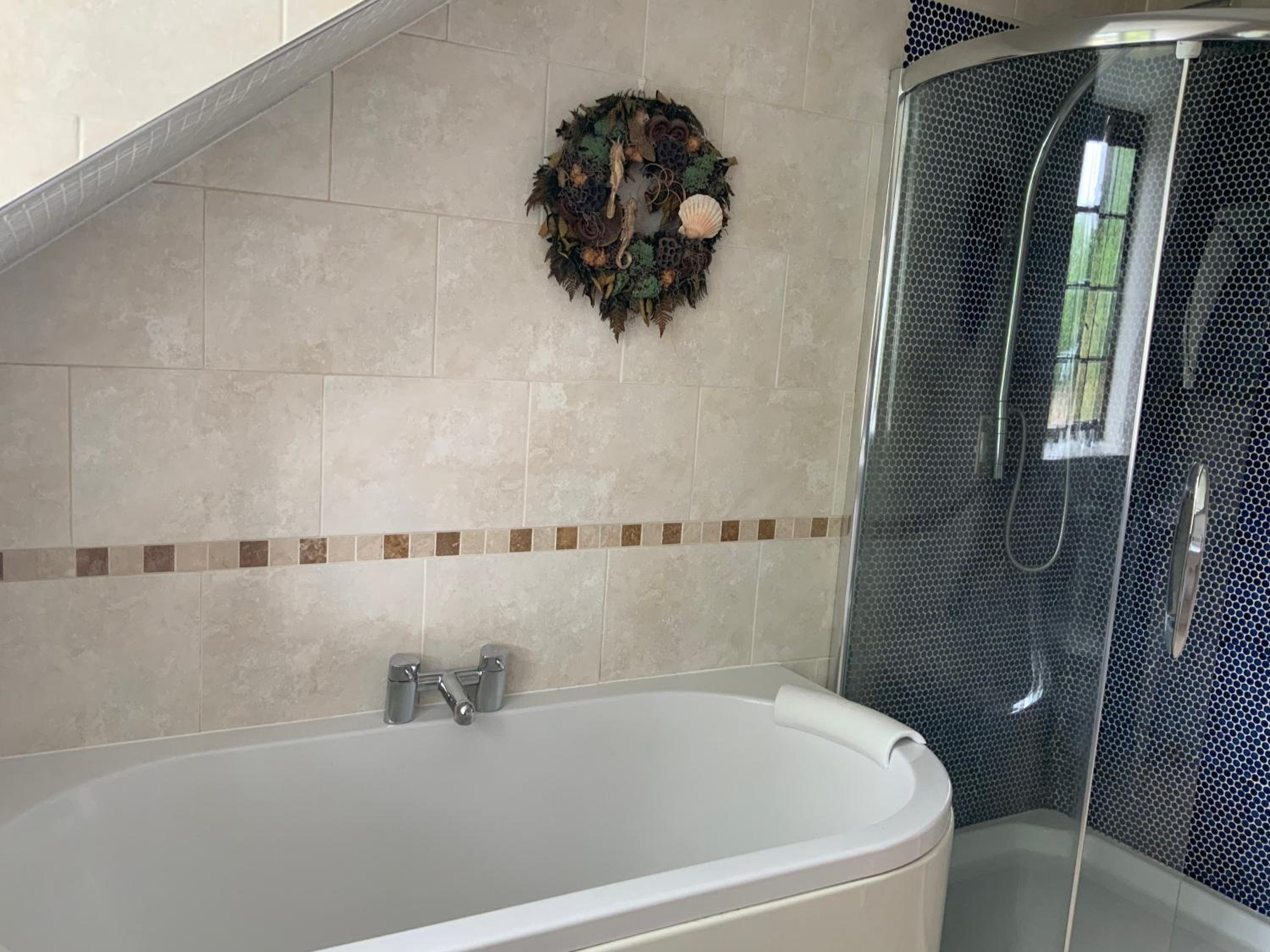 Double Room with Private Bathroom - Photo 8