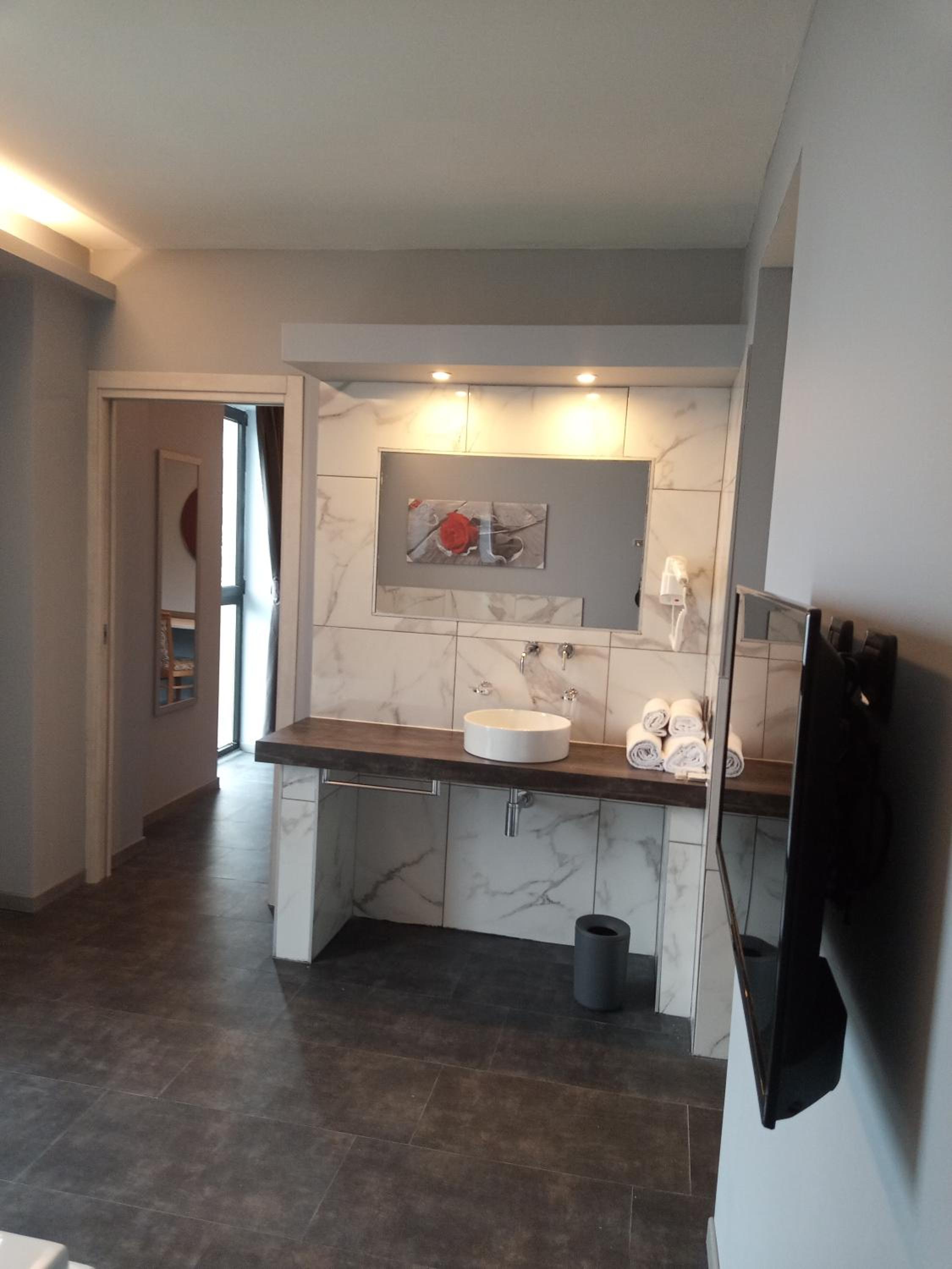 Deluxe Junior Suite - Photo 14