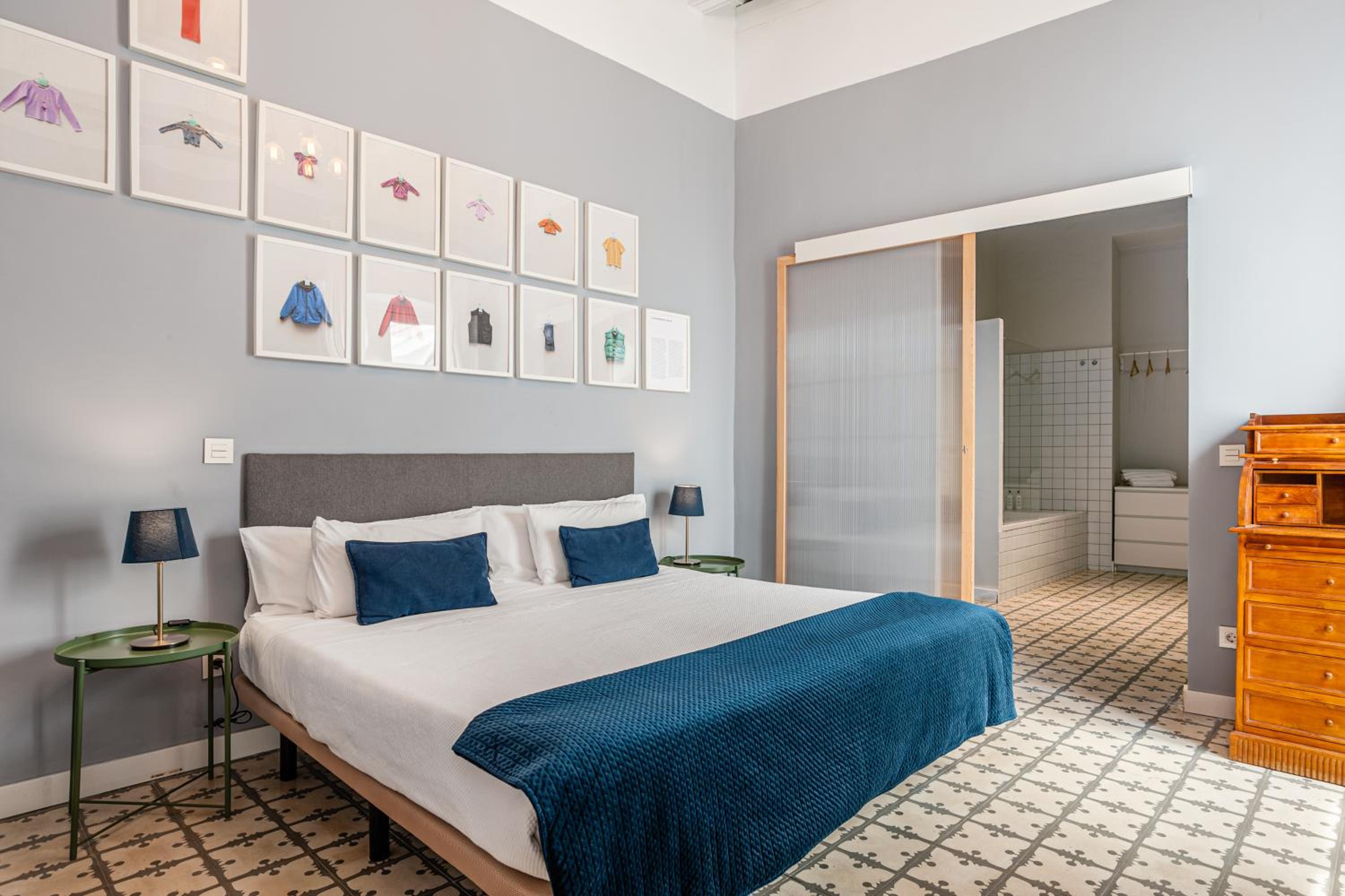 Deluxe King Room - Photo 9