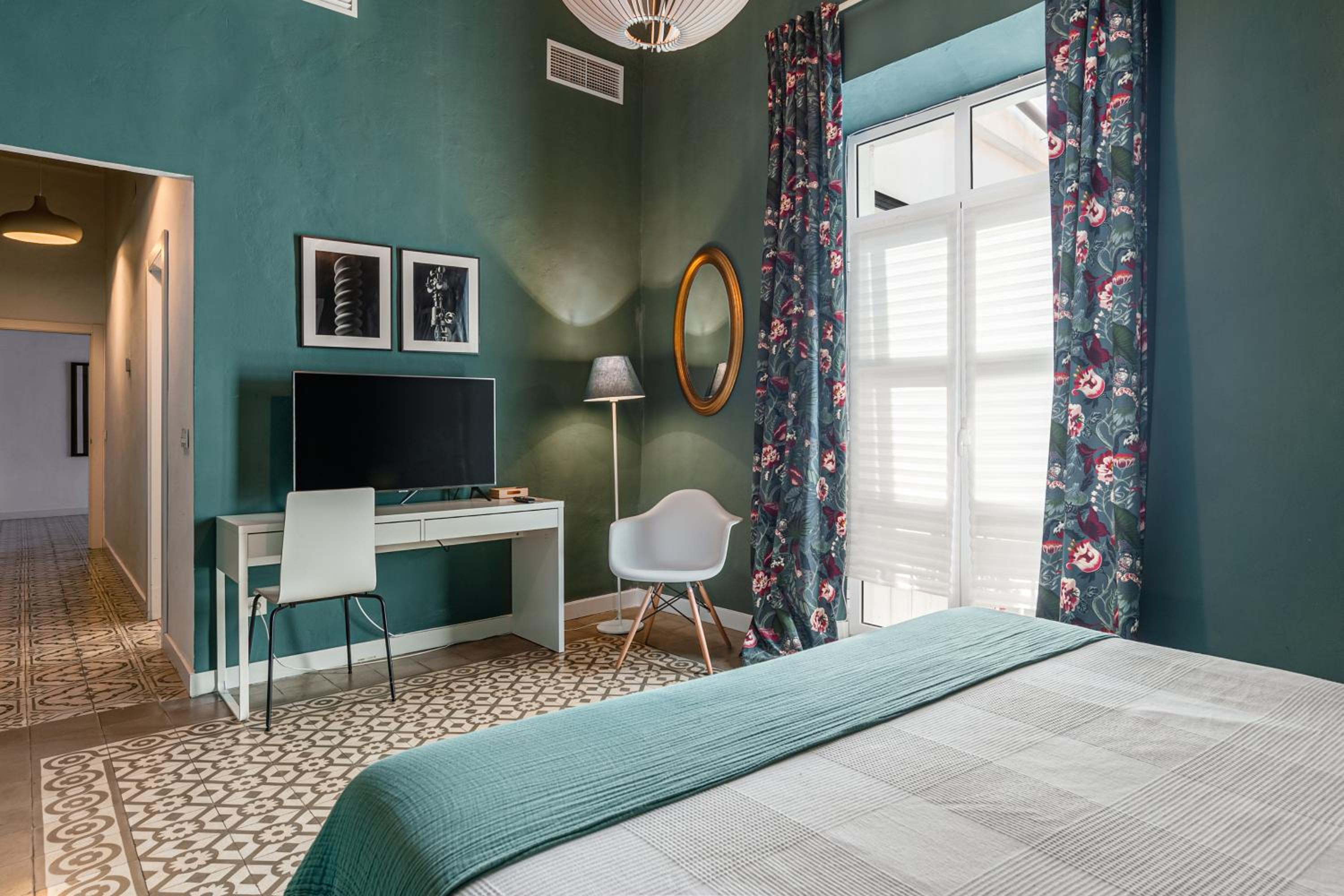 Deluxe King Room - Photo 2