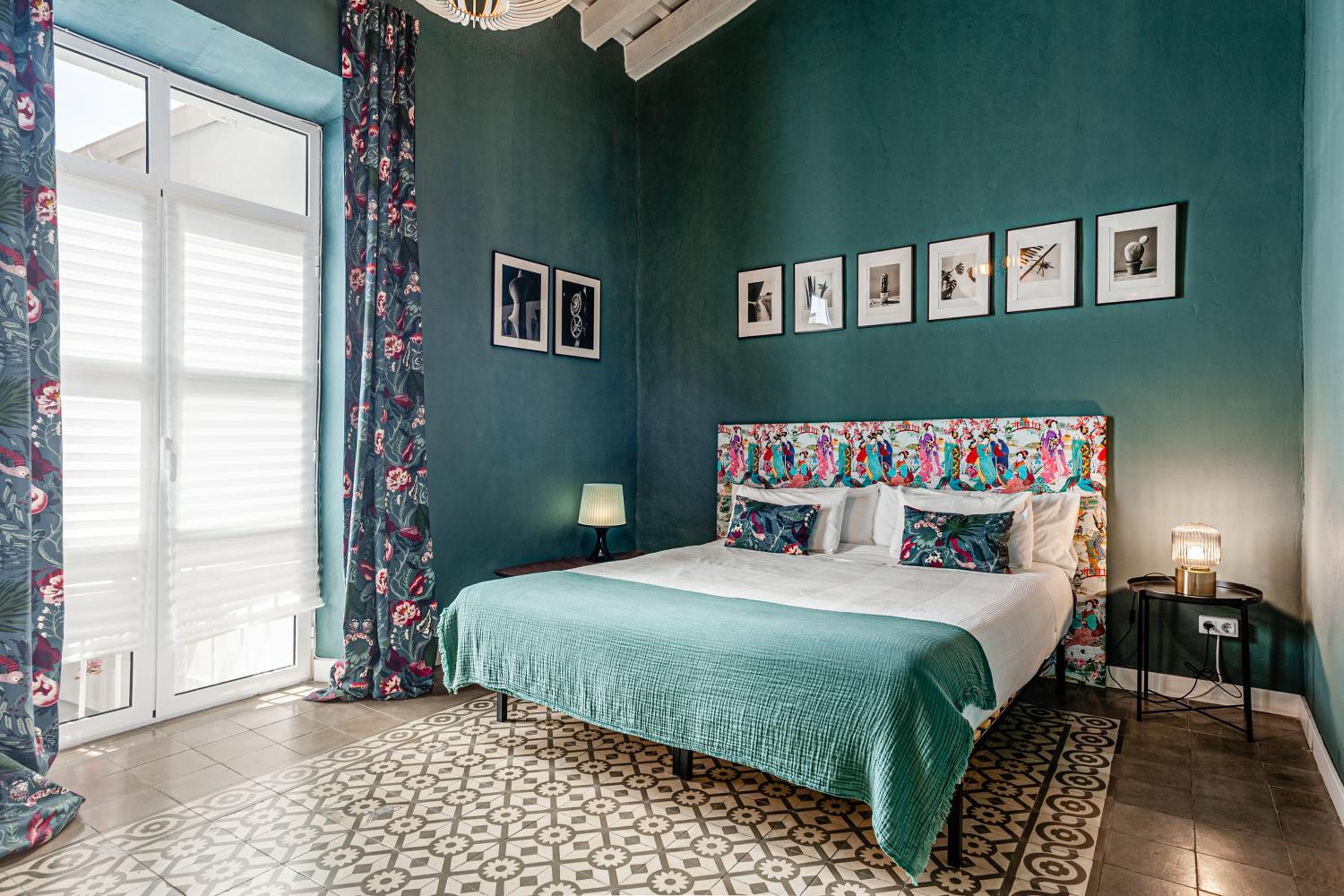 Deluxe King Room - Photo 7