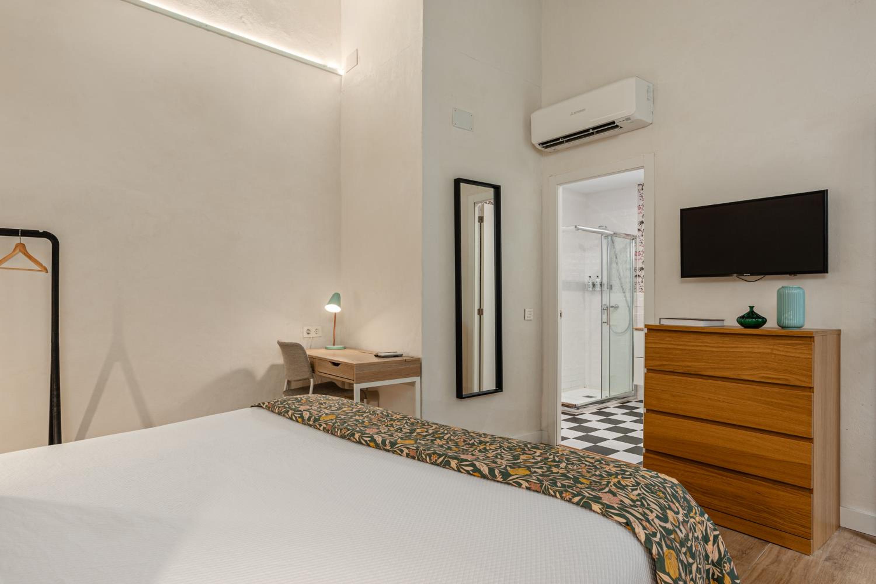 Standard King Room - Photo 14