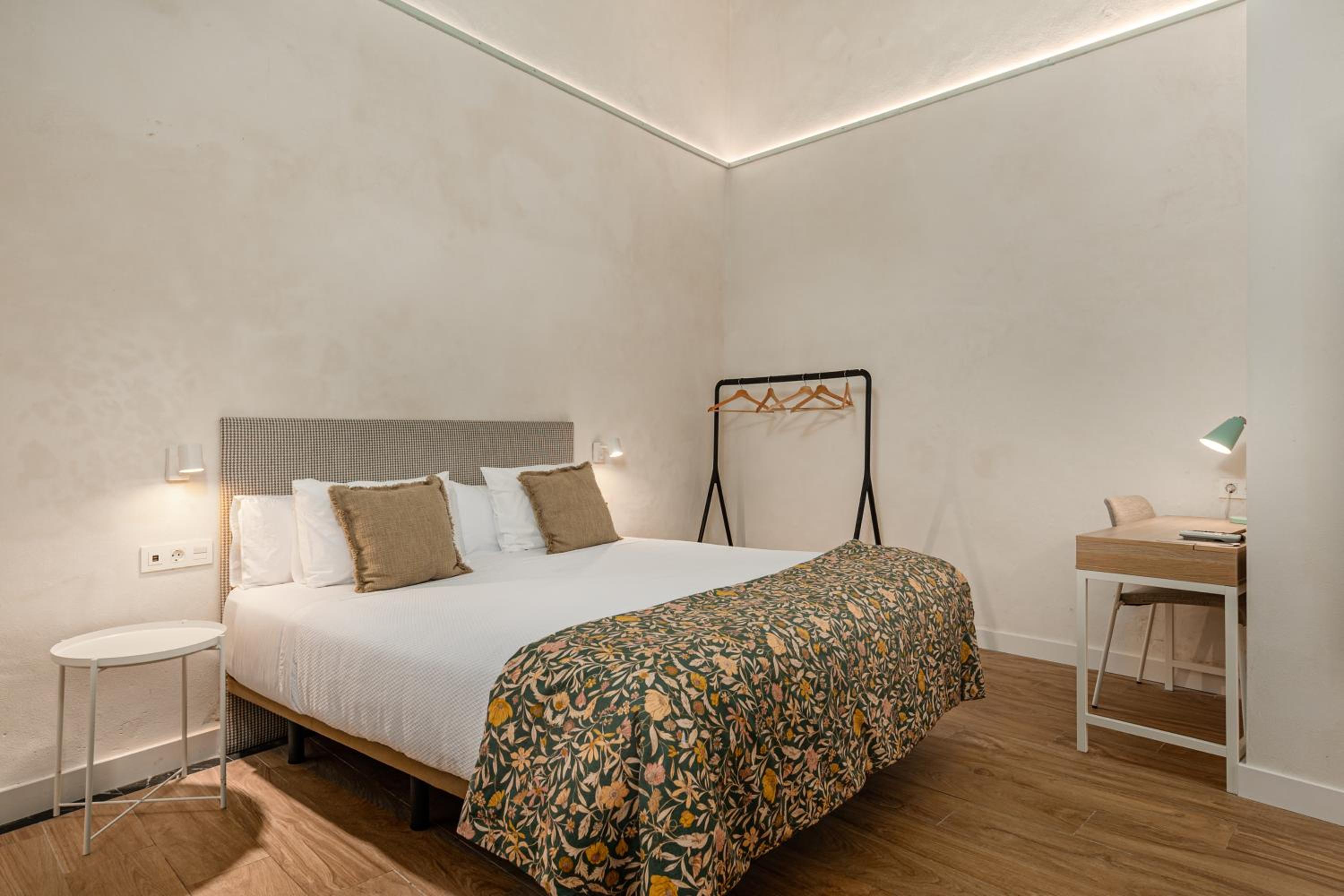 Standard King Room - Photo 12