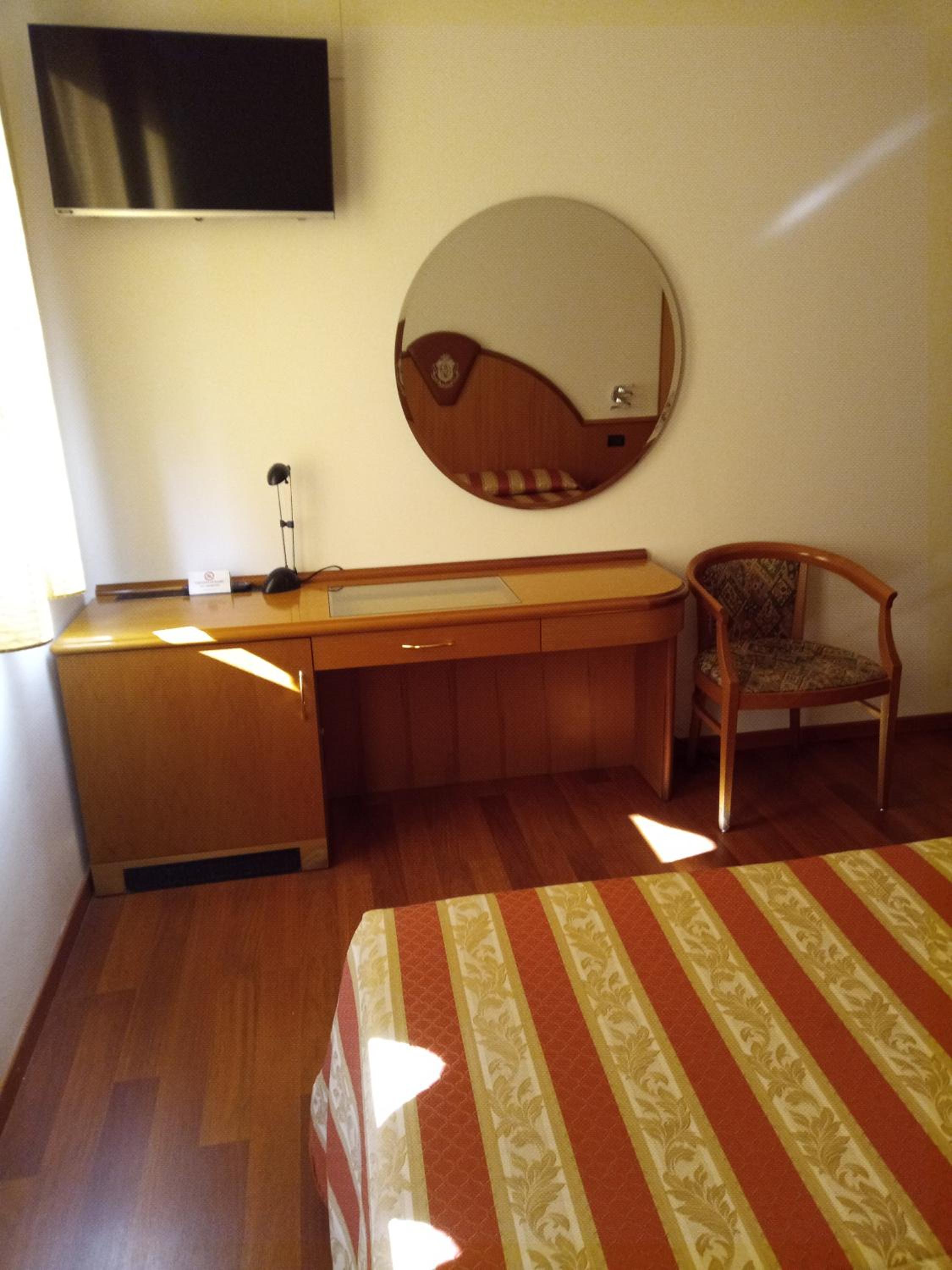 Standard King Room - Photo 4