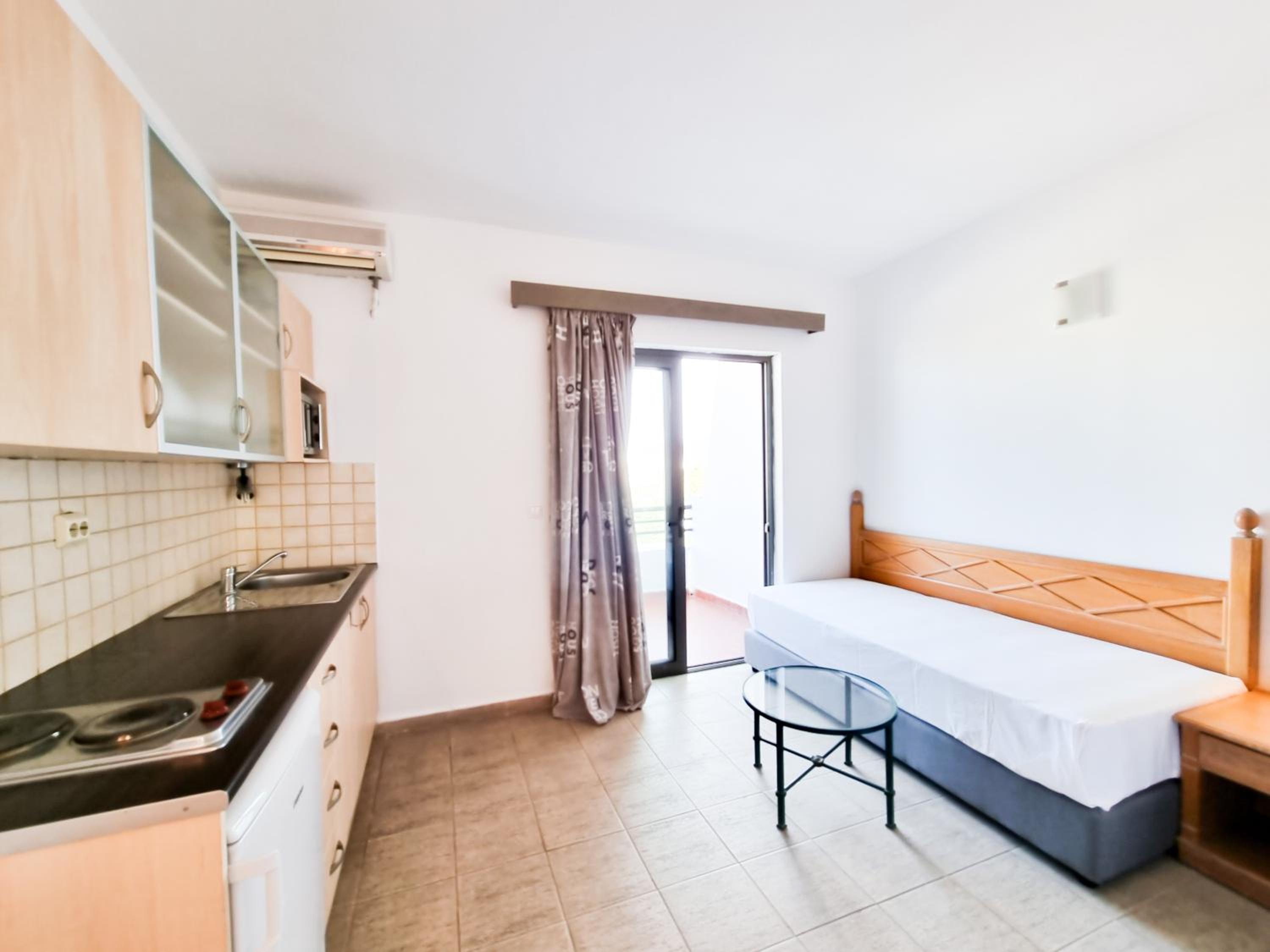 Apartment with Balcony - Photo 6
