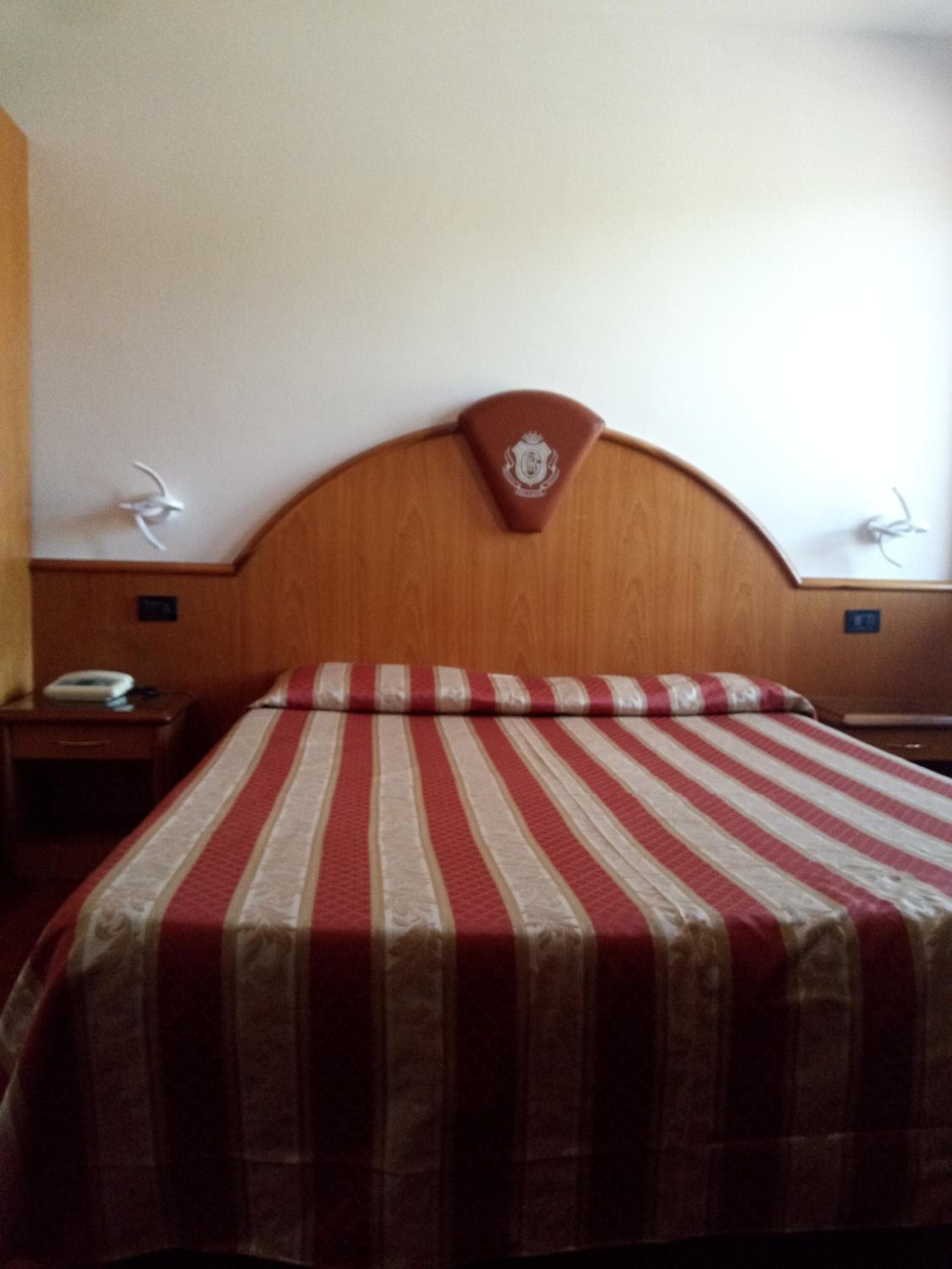 Standard King Room - Photo 5