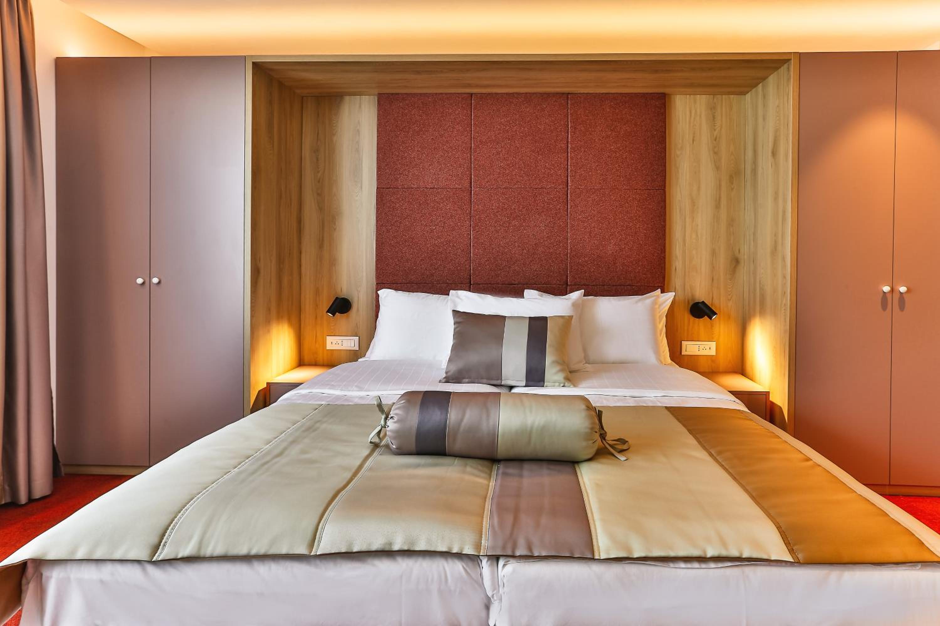 Twin Room with Private Bathroom - Photo 5