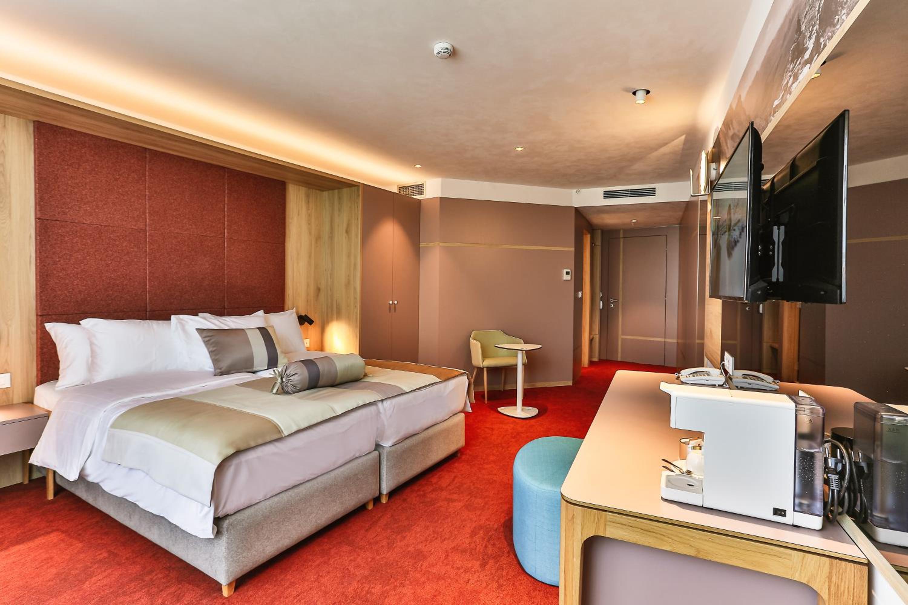 Twin Room with Private Bathroom - Photo 7