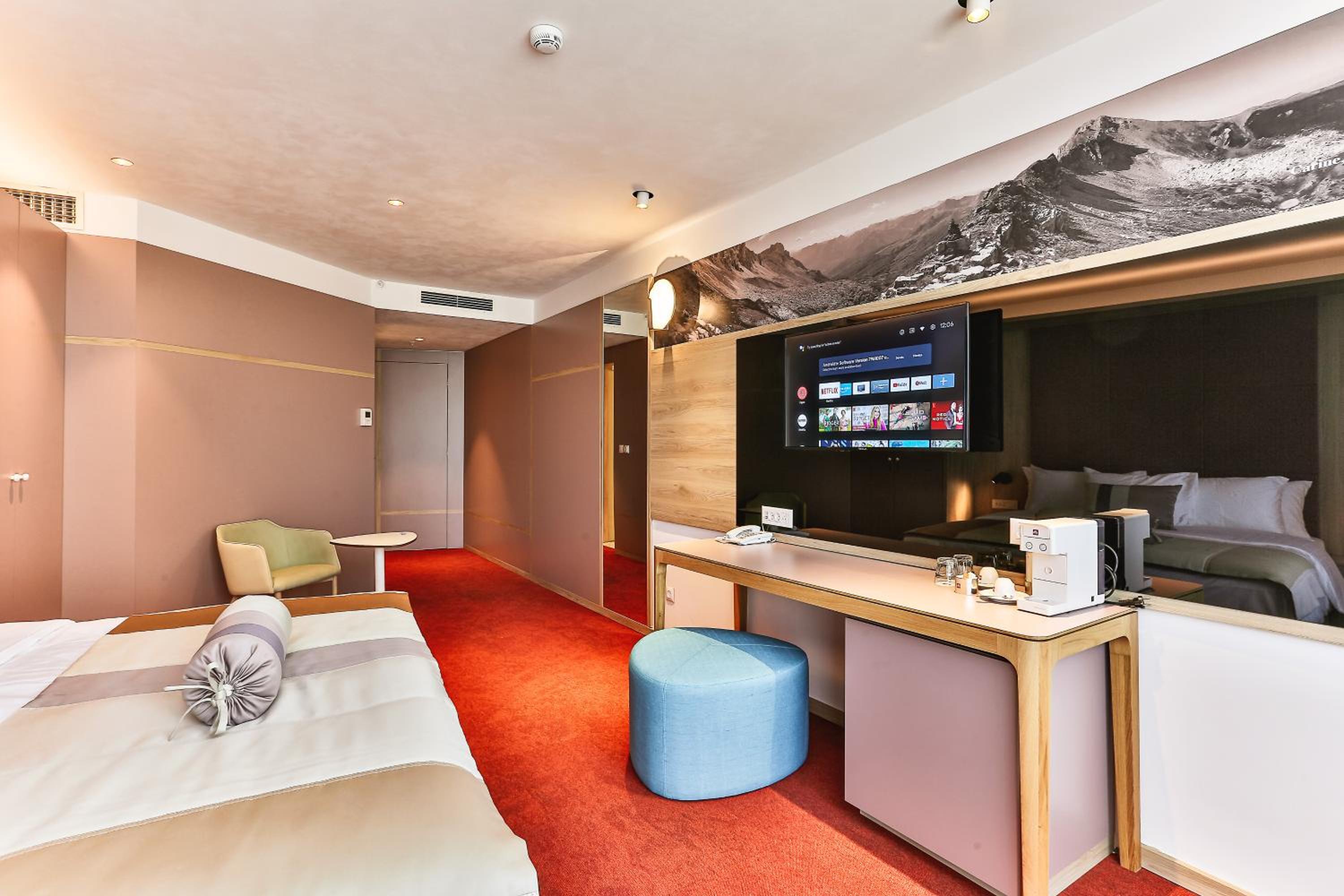 Twin Room with Private Bathroom - Photo 8
