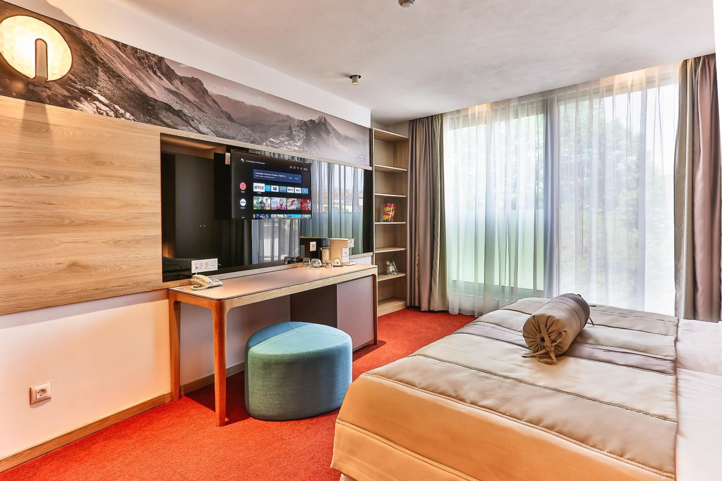 Twin Room with Private Bathroom - Photo 9