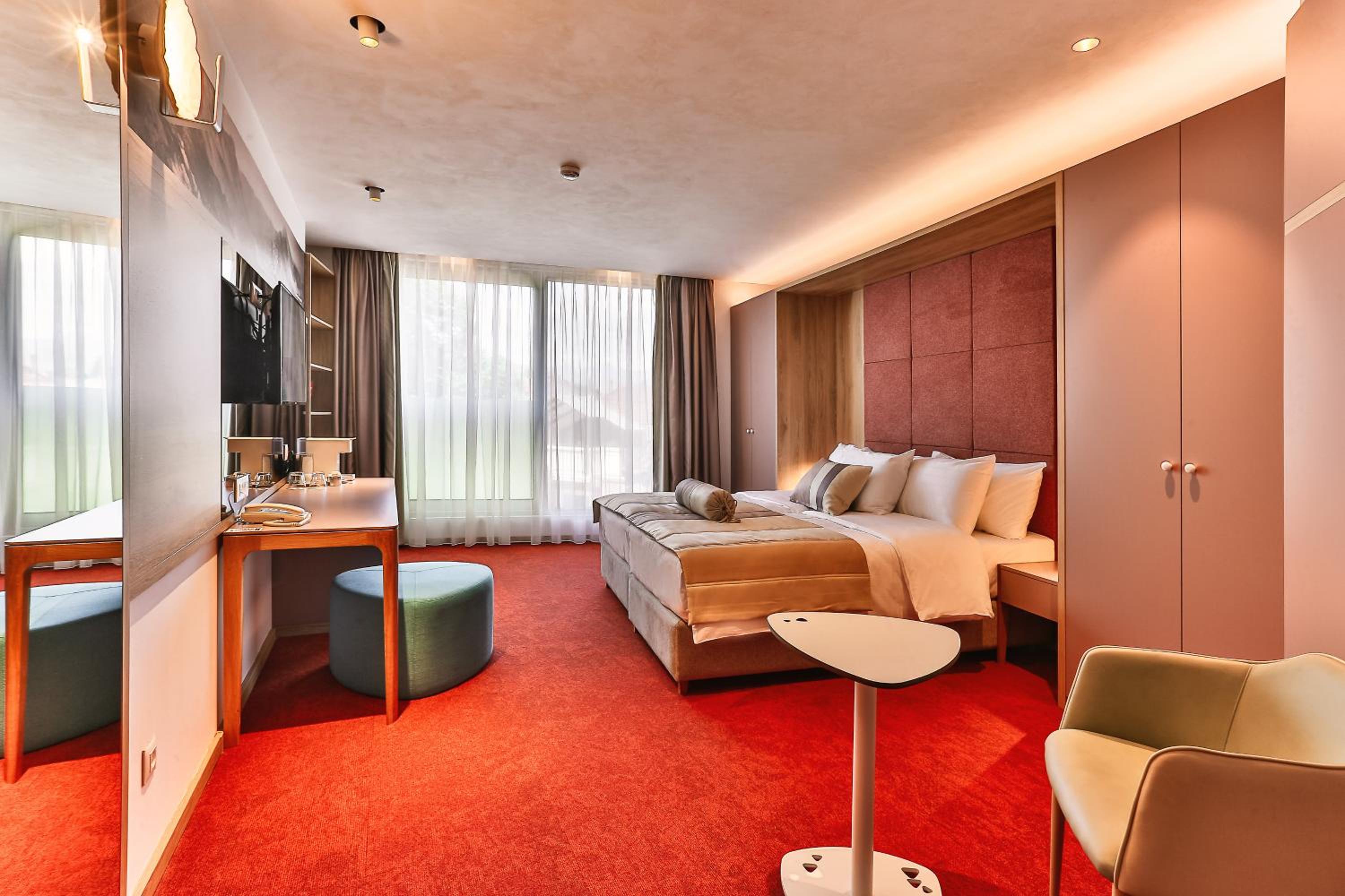 Twin Room with Private Bathroom - Photo 10