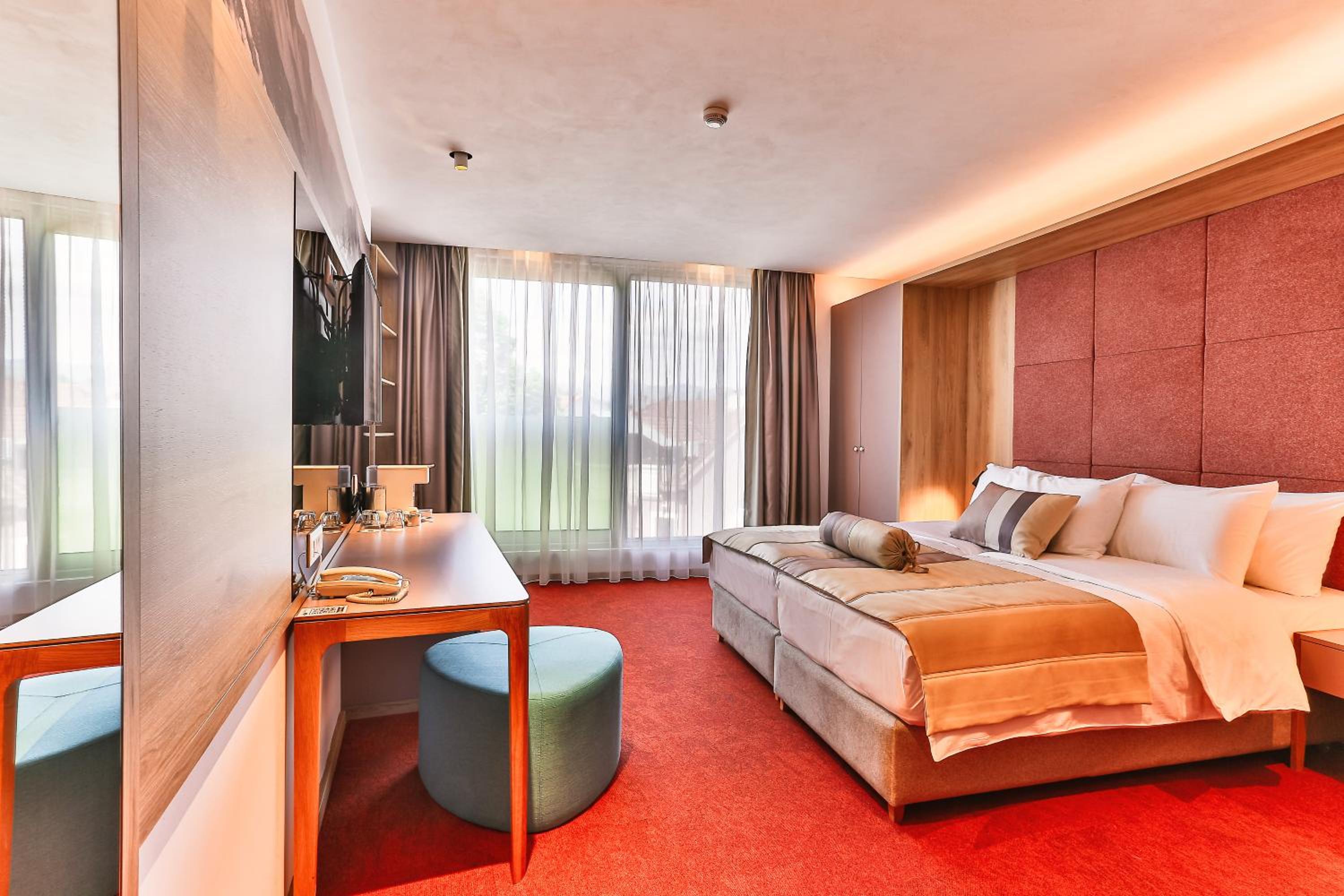 Twin Room with Private Bathroom - Photo 11