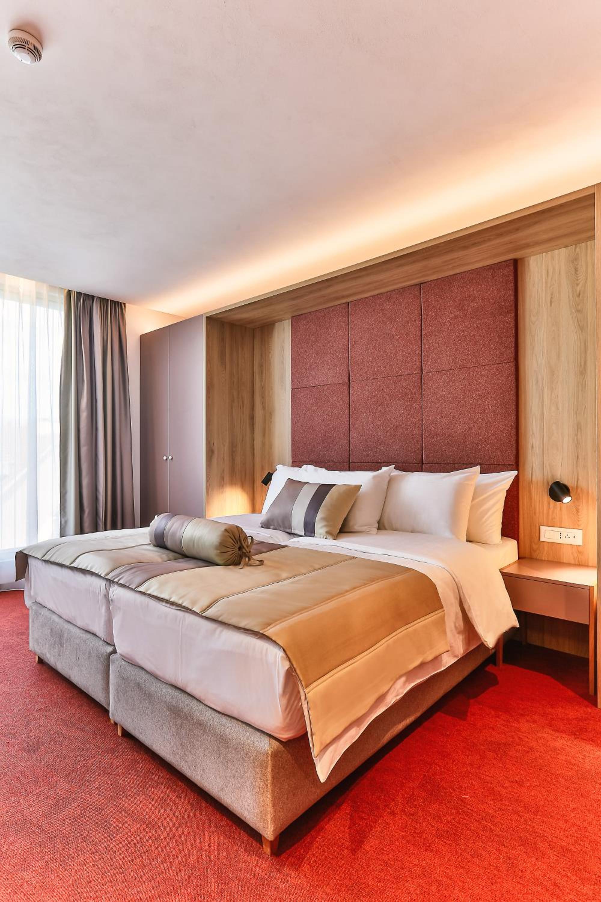 Twin Room with Private Bathroom - Photo 13