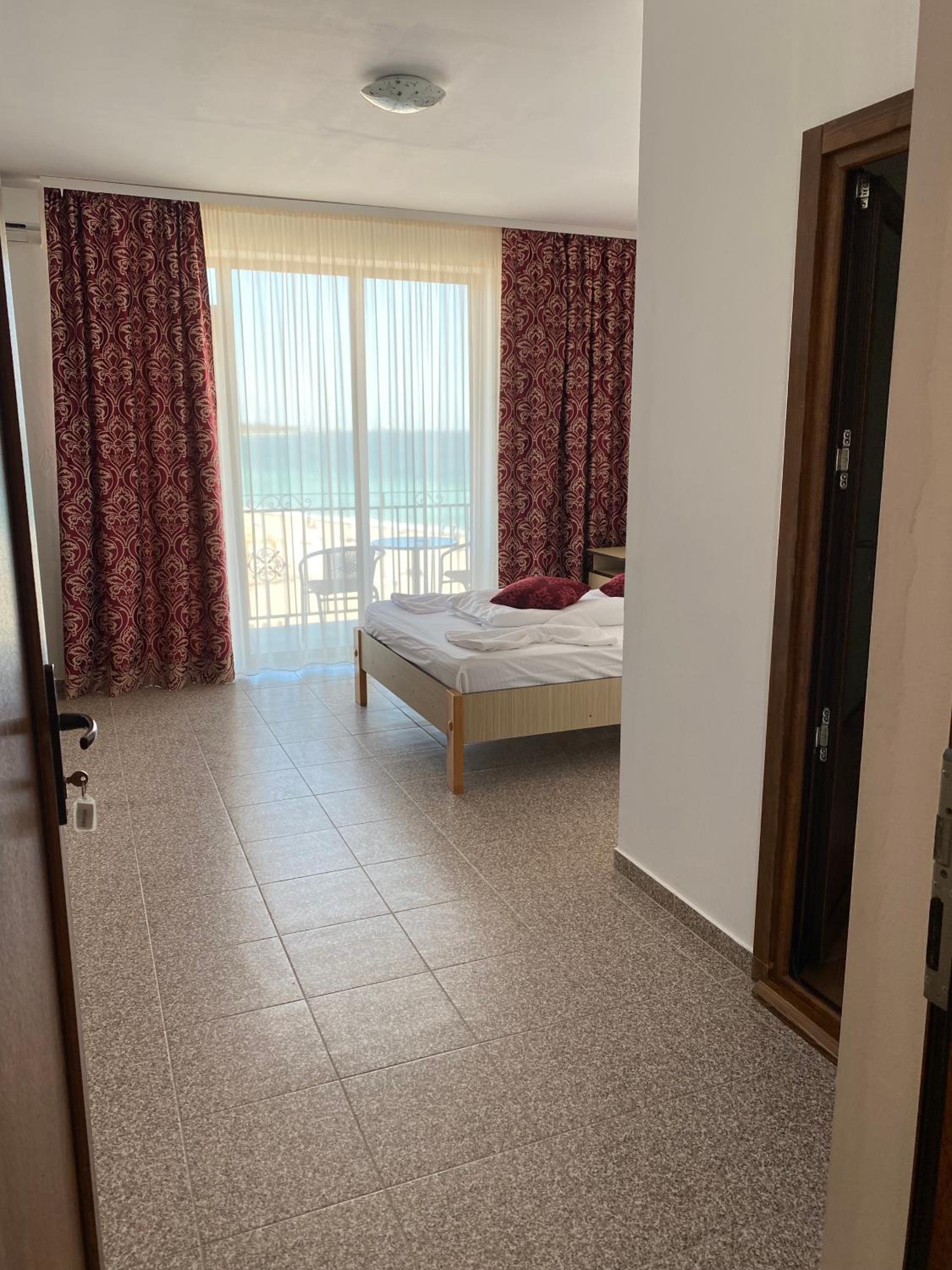 Deluxe Double Room with Side Sea View