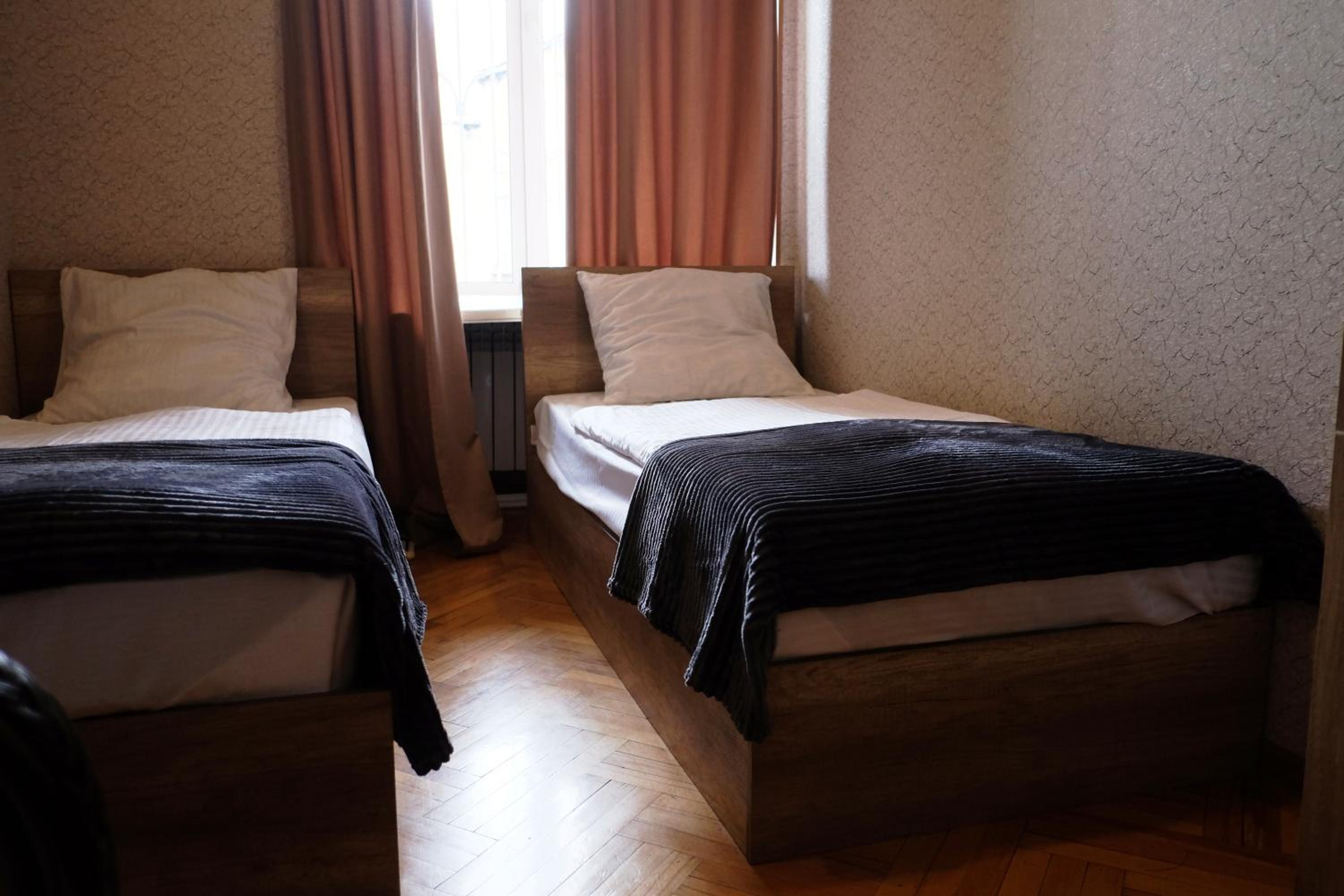 Standard Twin Room - Photo 3