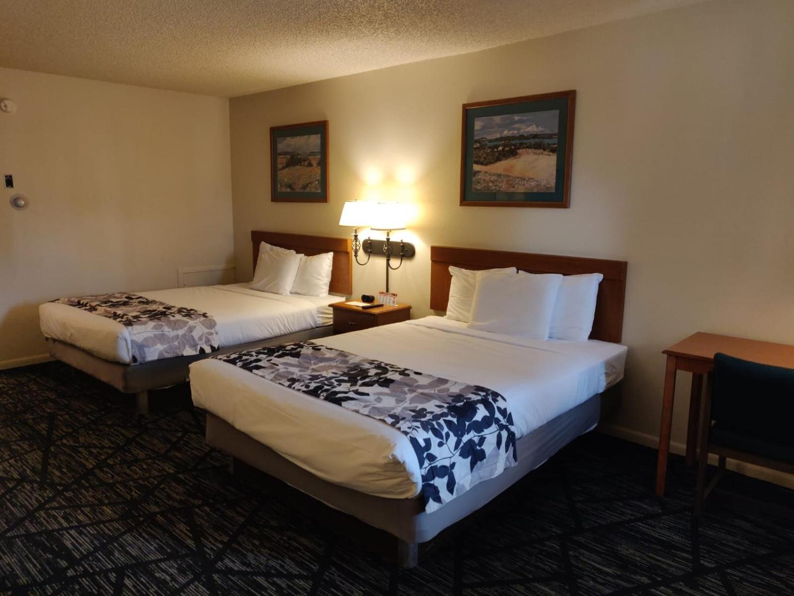 Queen Room with Two Queen Beds - Non-Smoking - Photo 1