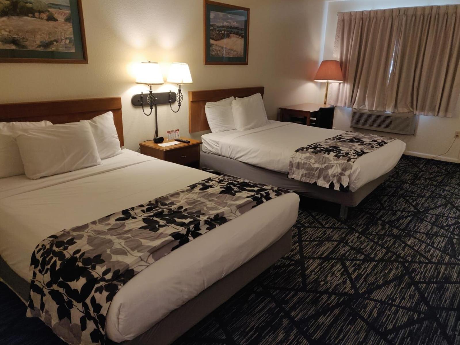Queen Room with Two Queen Beds - Non-Smoking - Photo 2
