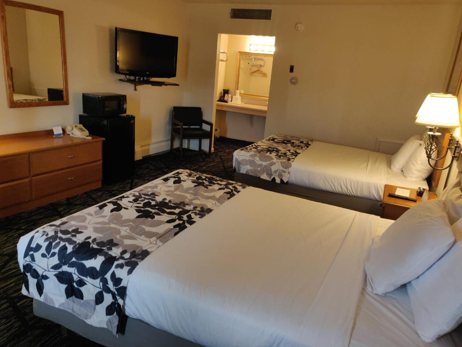Queen Room with Two Queen Beds - Non-Smoking - Photo 3