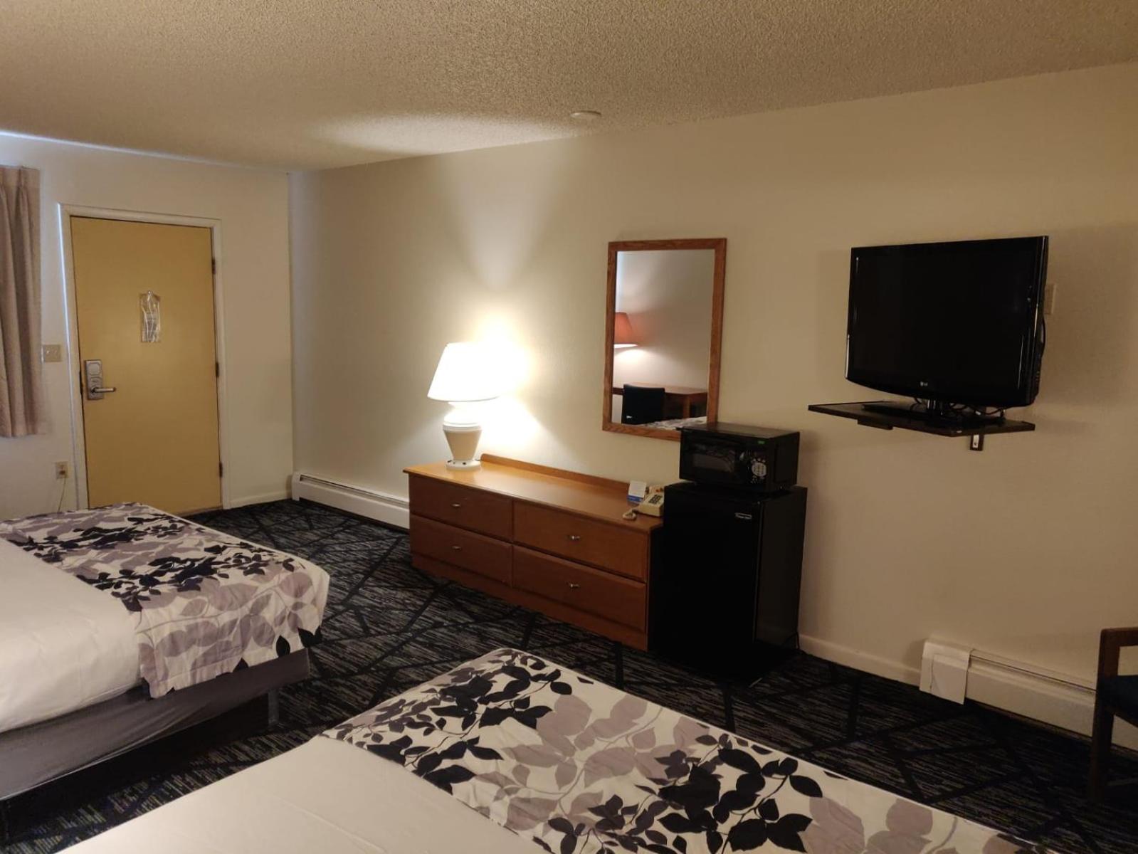 Queen Room with Two Queen Beds - Non-Smoking - Photo 4