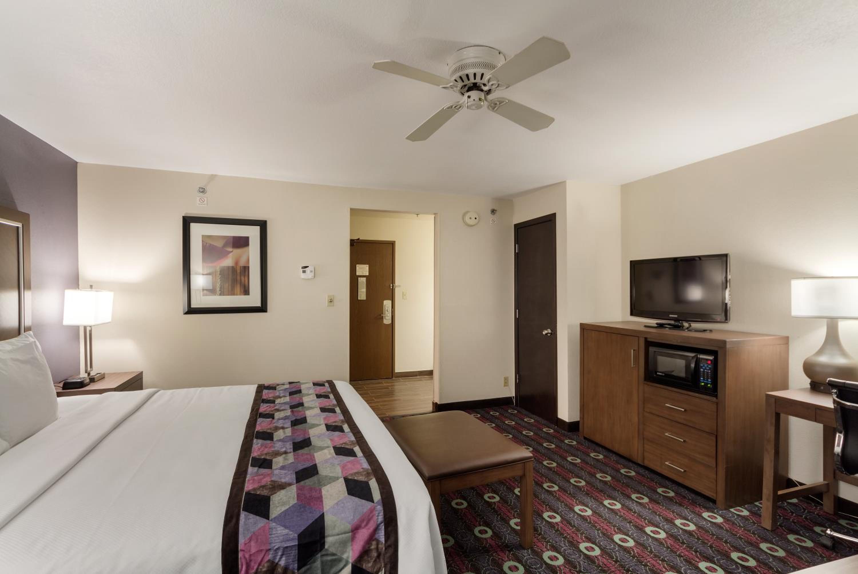 Standard King Room - Non-Smoking  - Photo 10