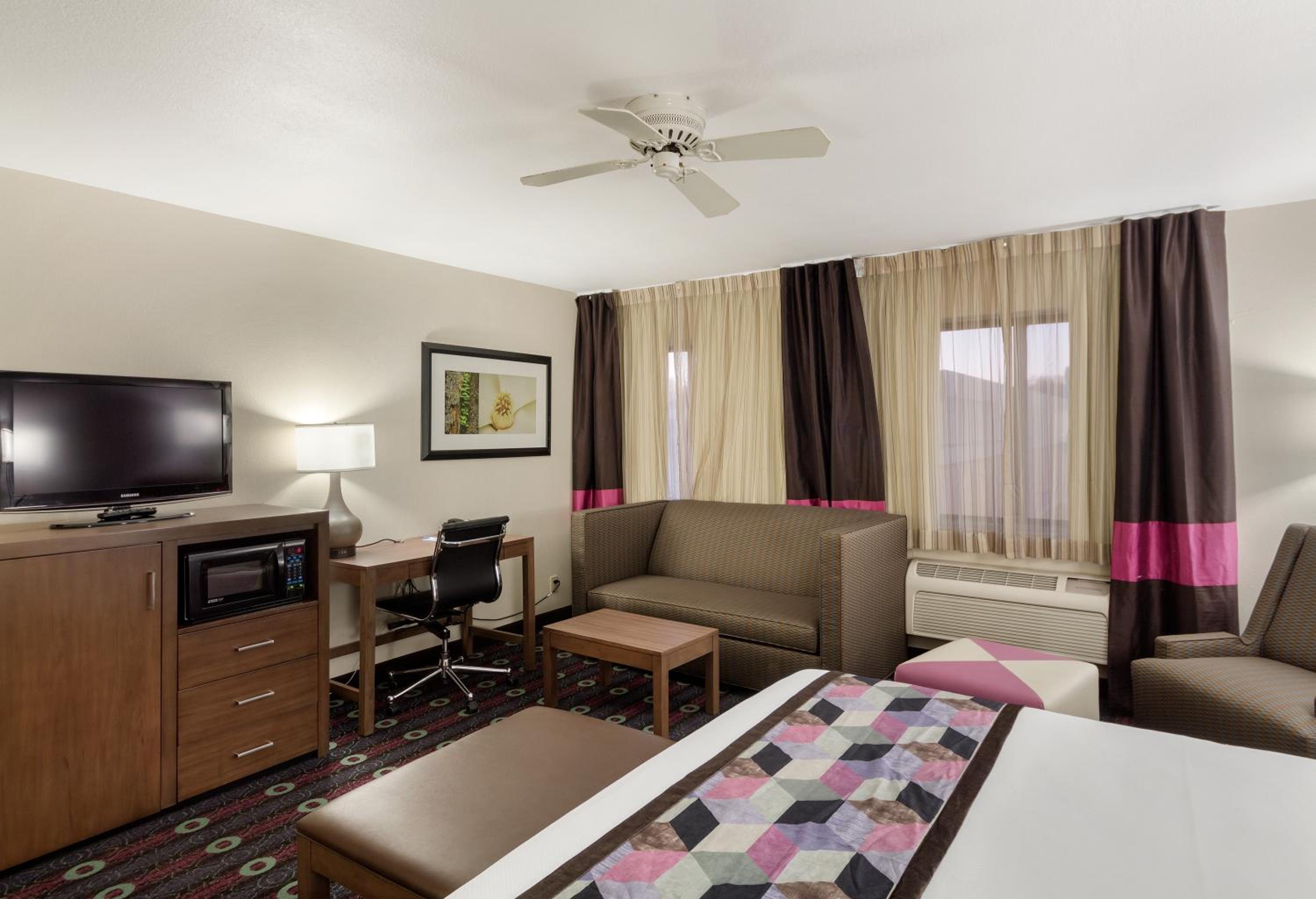Queen Room First Floor - Accessible/Non-Smoking - Photo 4