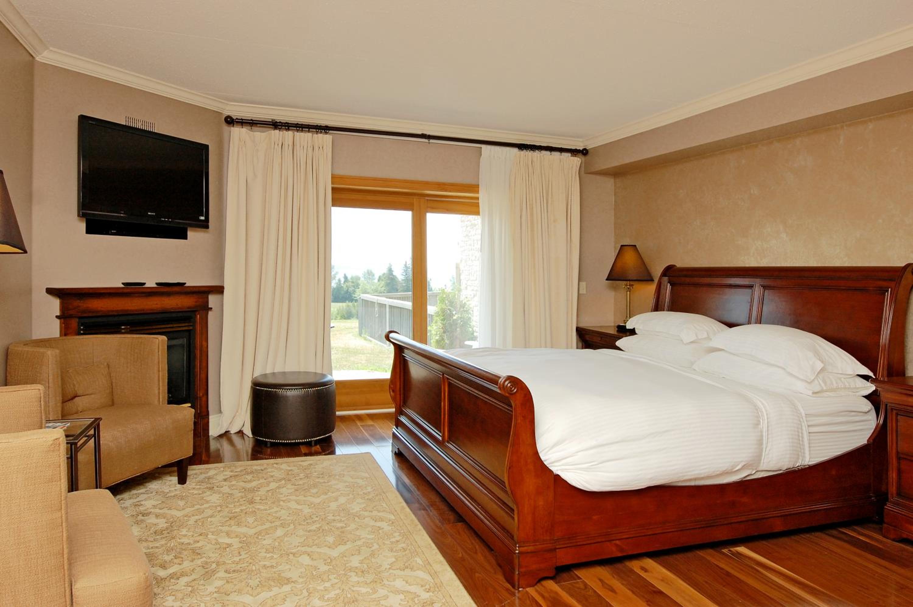 King Room with Roll-In Shower - Disability Access photo 2