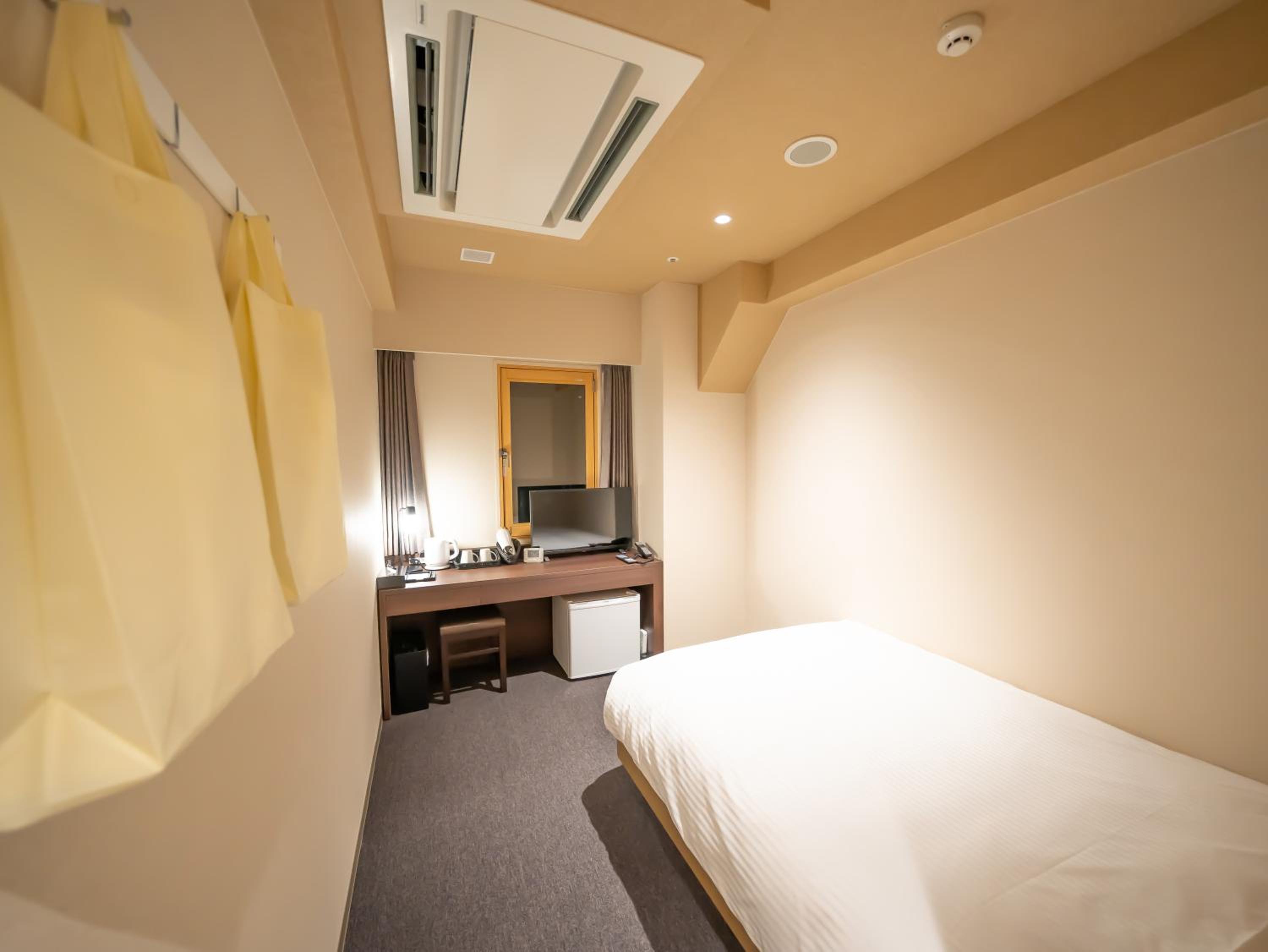 Double Room with Small Double Bed - Smoking - No Daily Cleaning