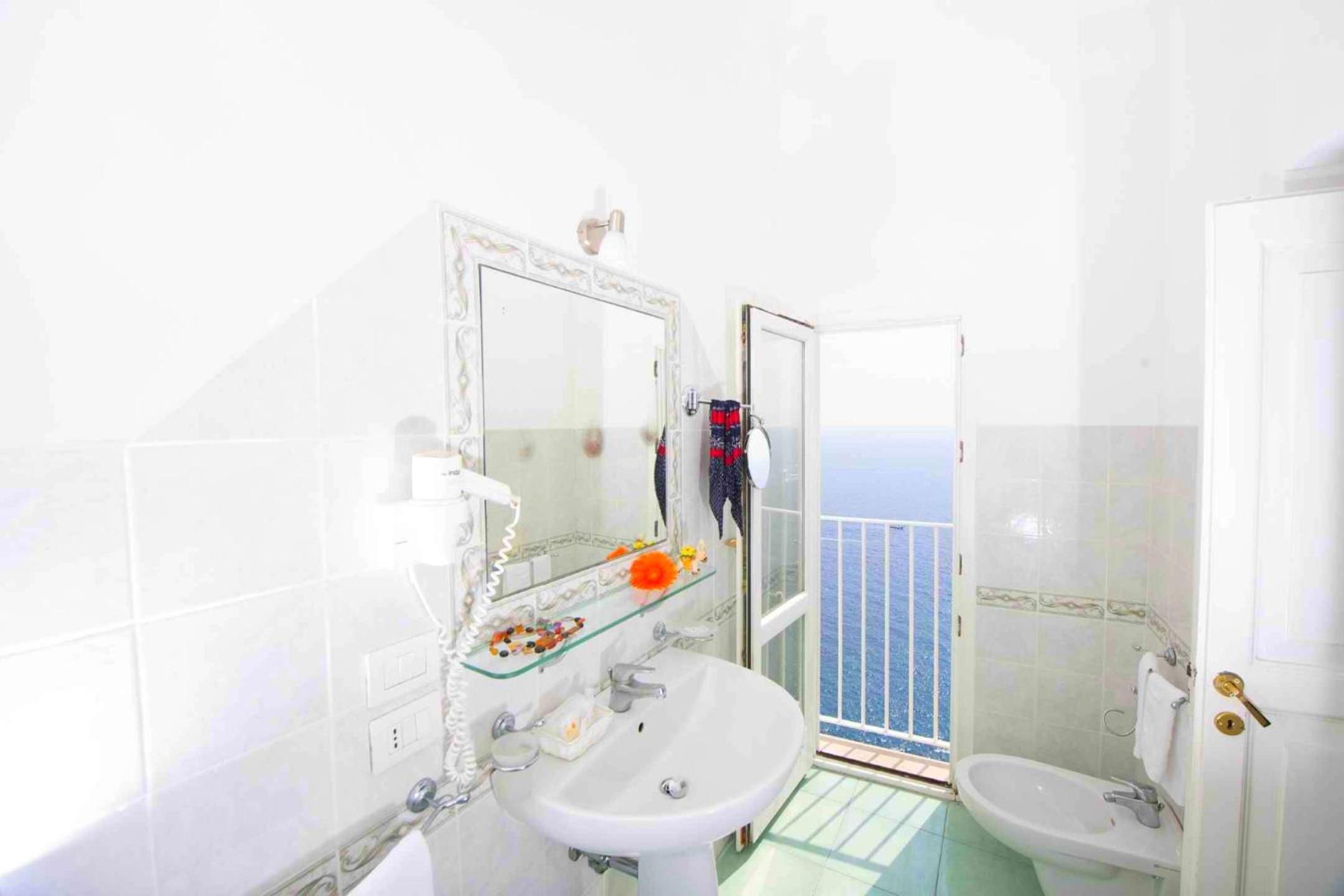Superior Double Room with Sea View - Photo 31