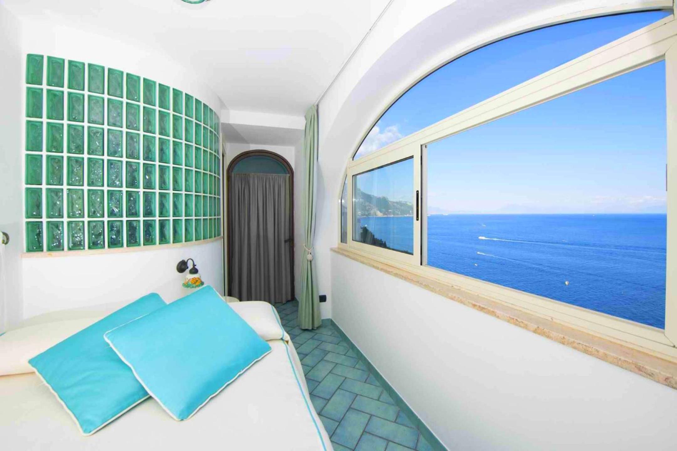 Superior Double Room with Sea View - Photo 9