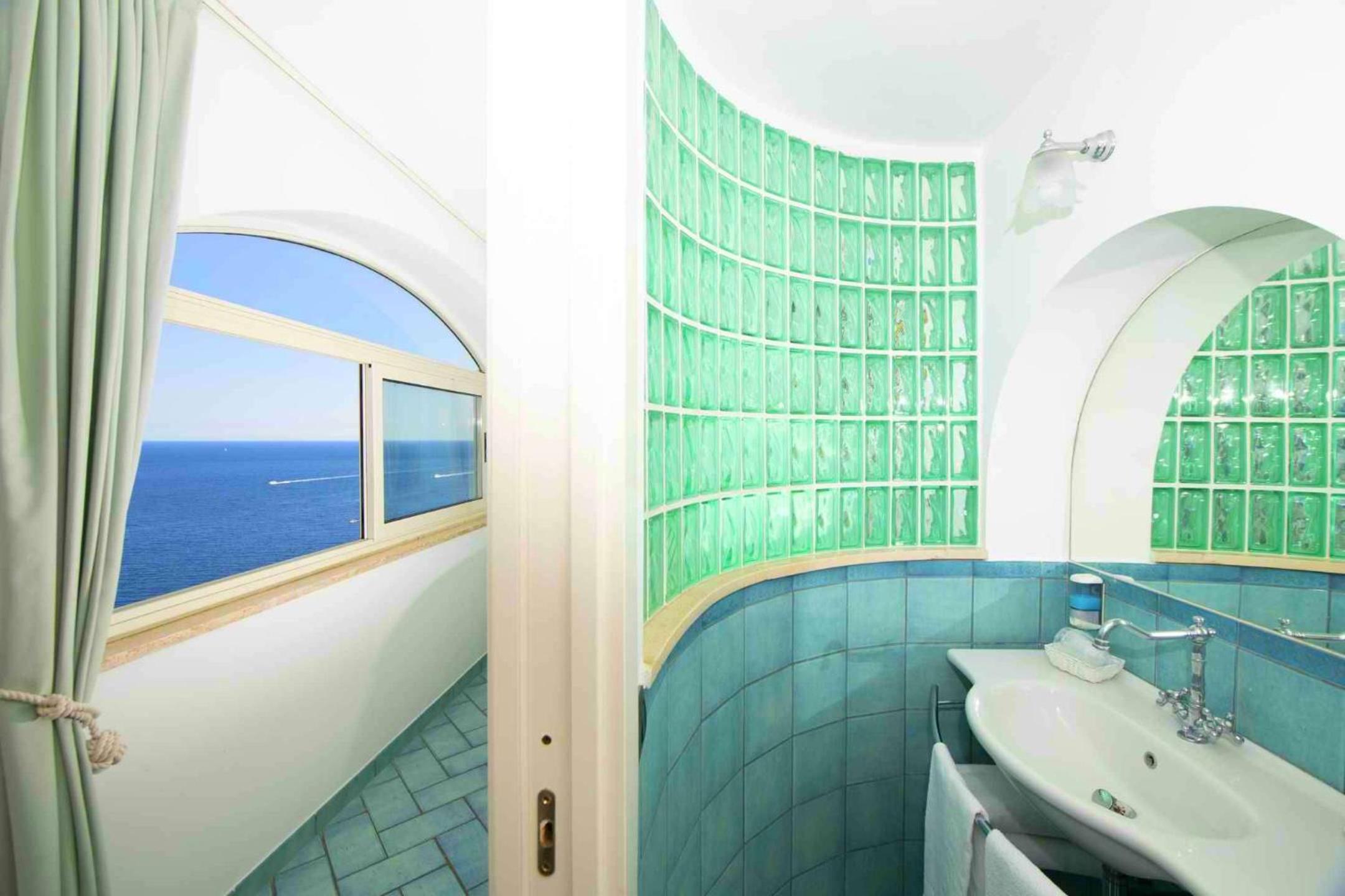 Superior Double Room with Sea View - Photo 37
