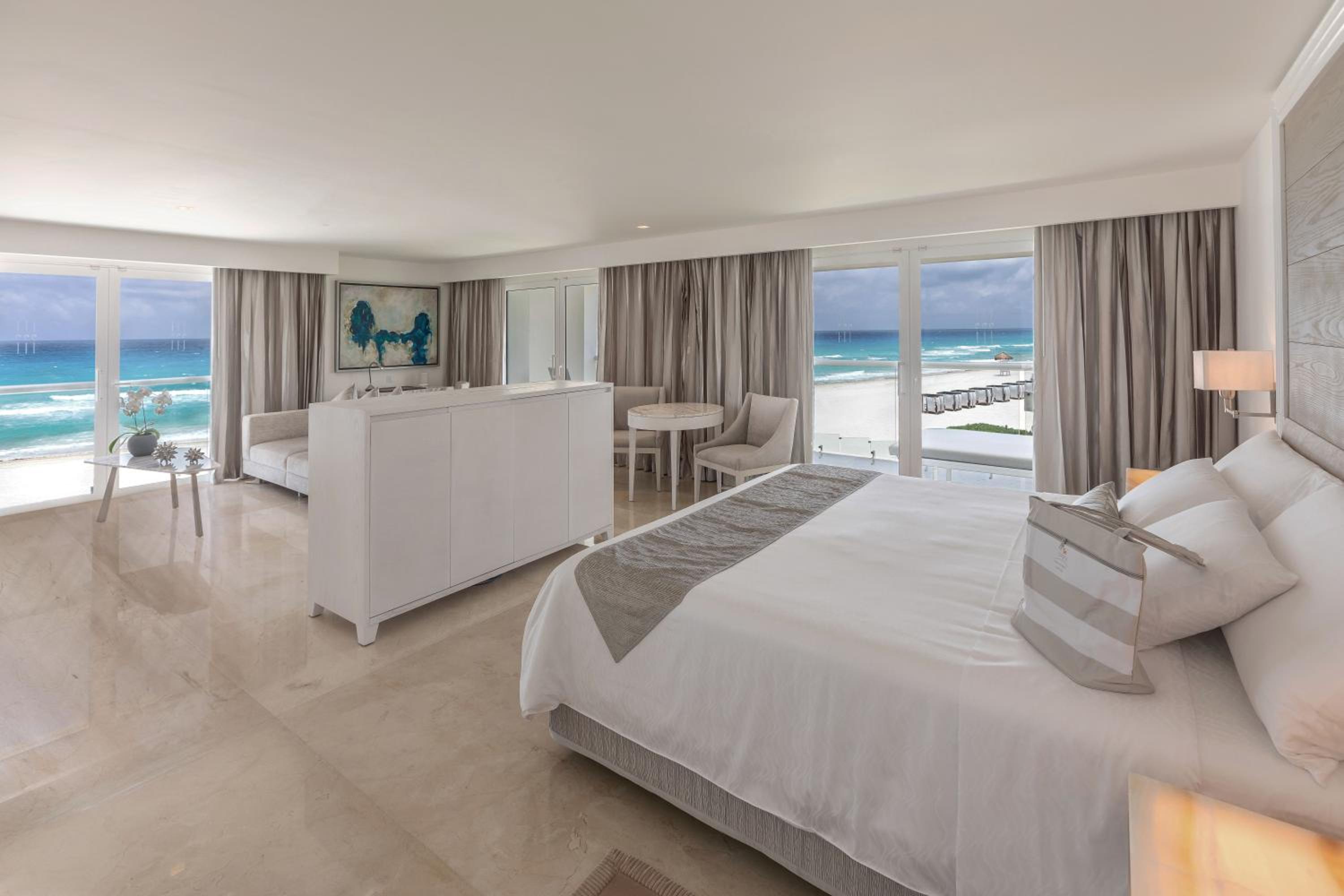 Royale Governor Suite Ocean Front - King Size Bed photo 1